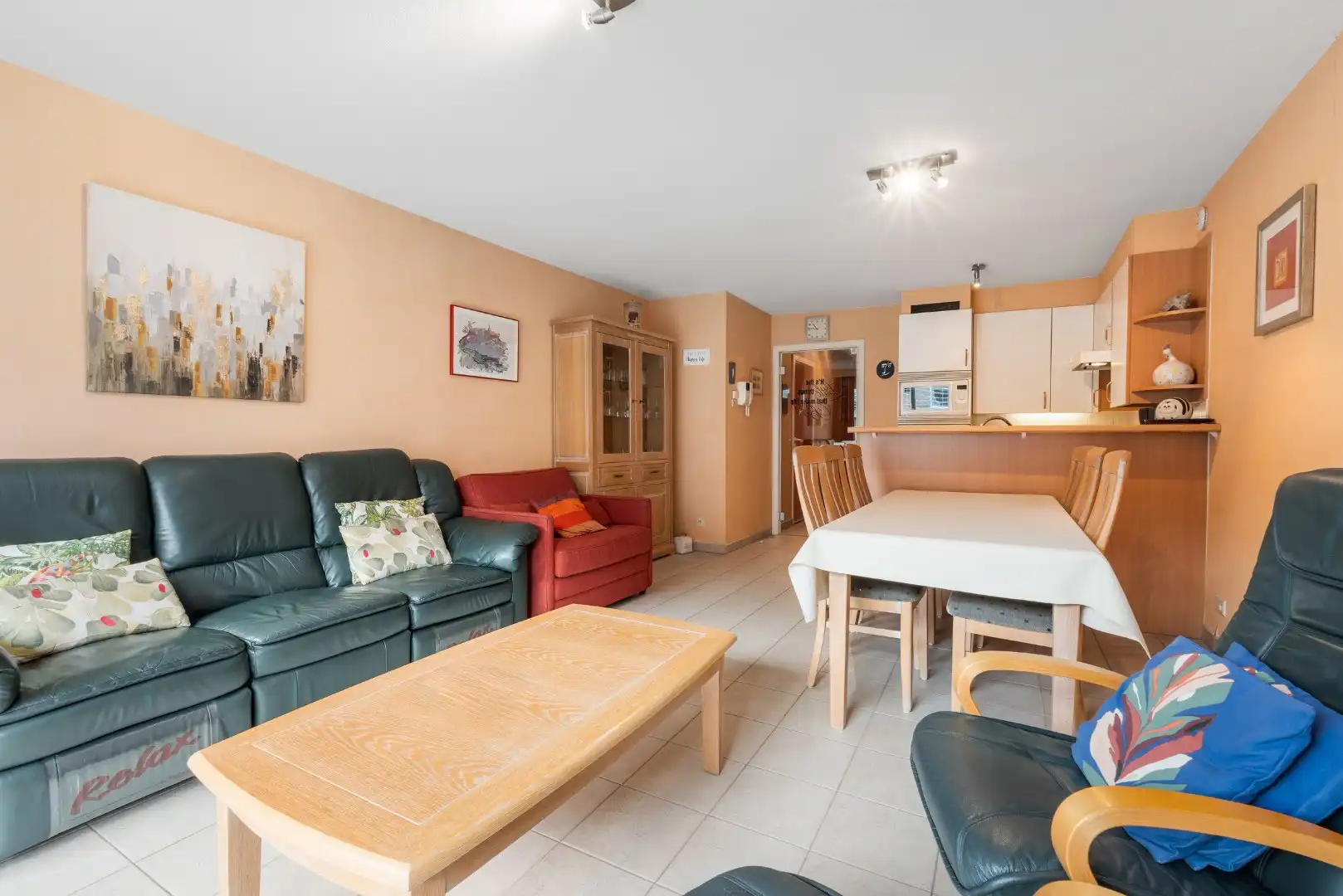 Modern gemeubeld 2 slaapkamerappartement met garage TE KOOP foto {{pictureIndex}}
