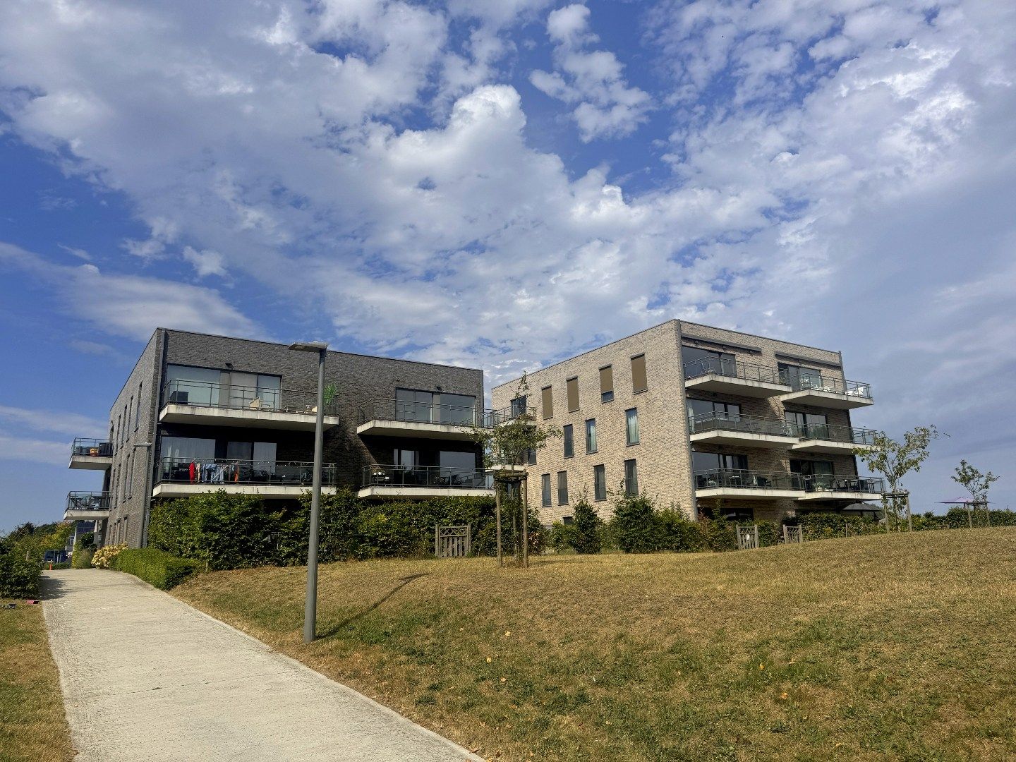 Recent 1-slaapkamerappartement (BJ 2017) met autostaanplaats te koop in een groene omgeving te Heule foto {{pictureIndex}}