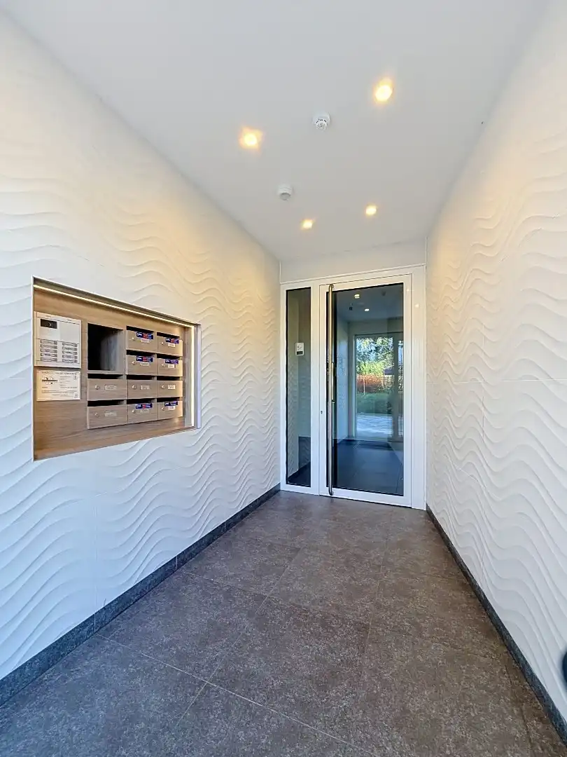 Lichtrijk woonappartement met ruim terras vlak bij zee.  foto 11