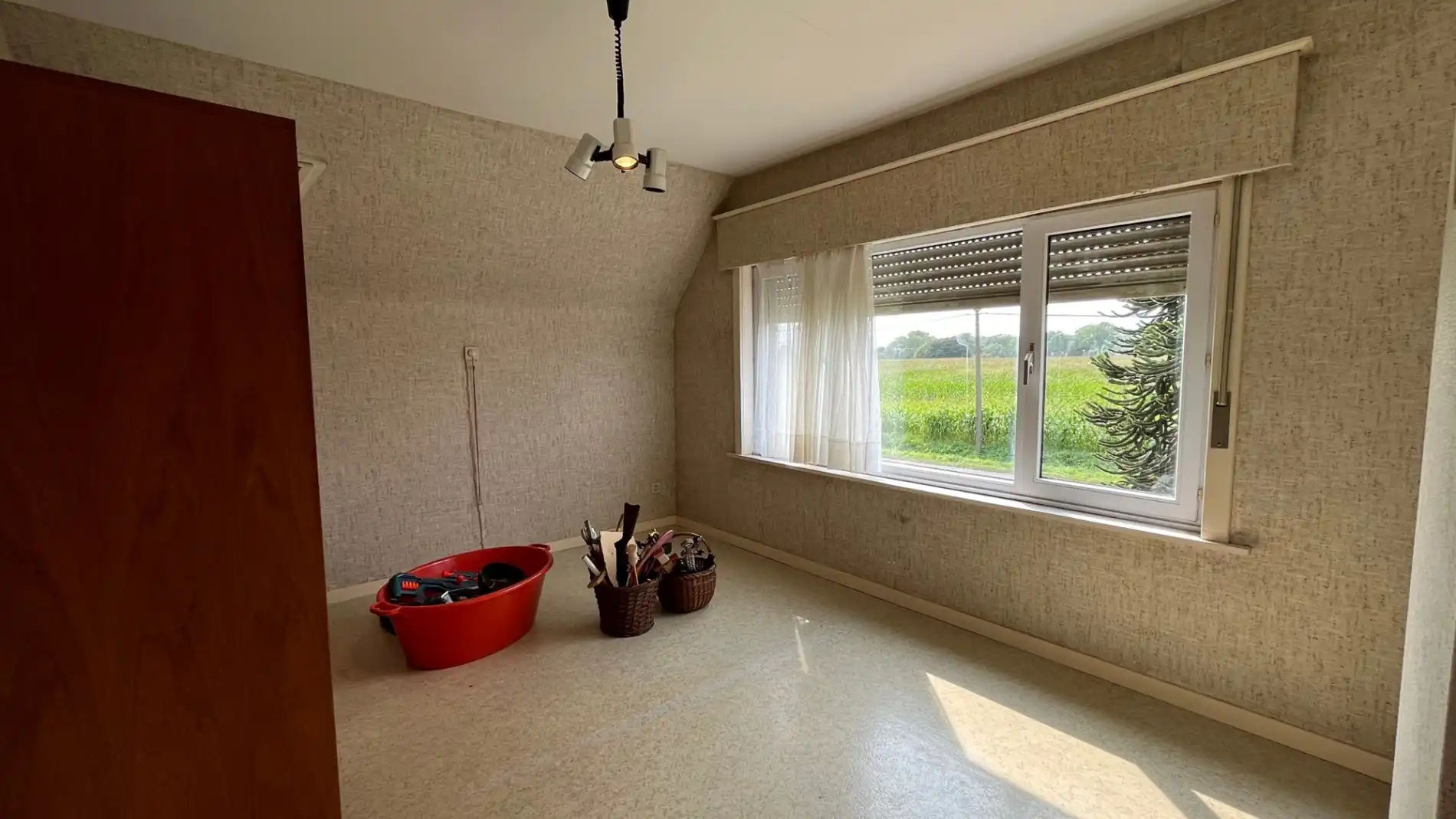 Ruime woning met een grote tuin foto 16