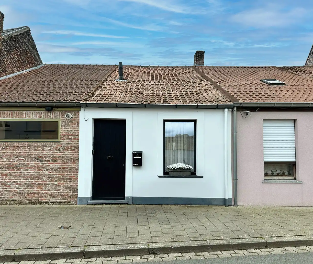 Knusse rijwoning op toplocatie foto {{pictureIndex}}