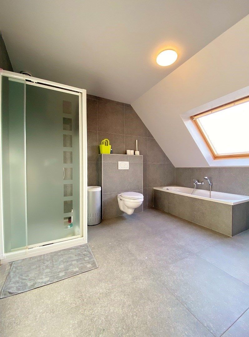 Recente halfopen woning met tuin, garage en tuinhuis  foto 7