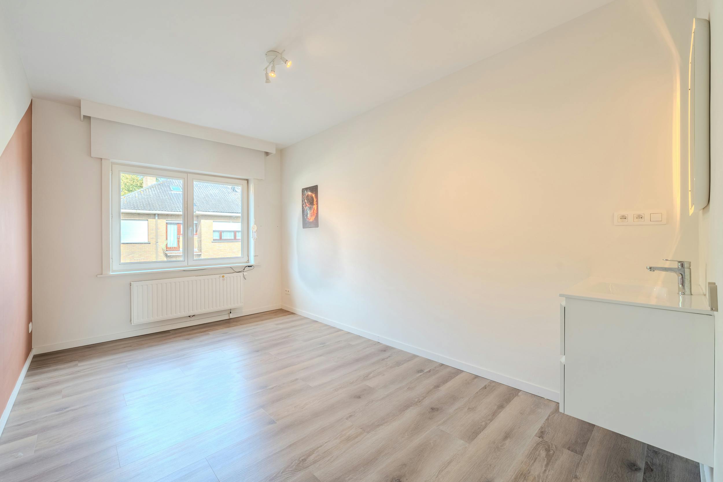 Huis te koop met zes slaapkamers en zongerichte tuin. foto 12