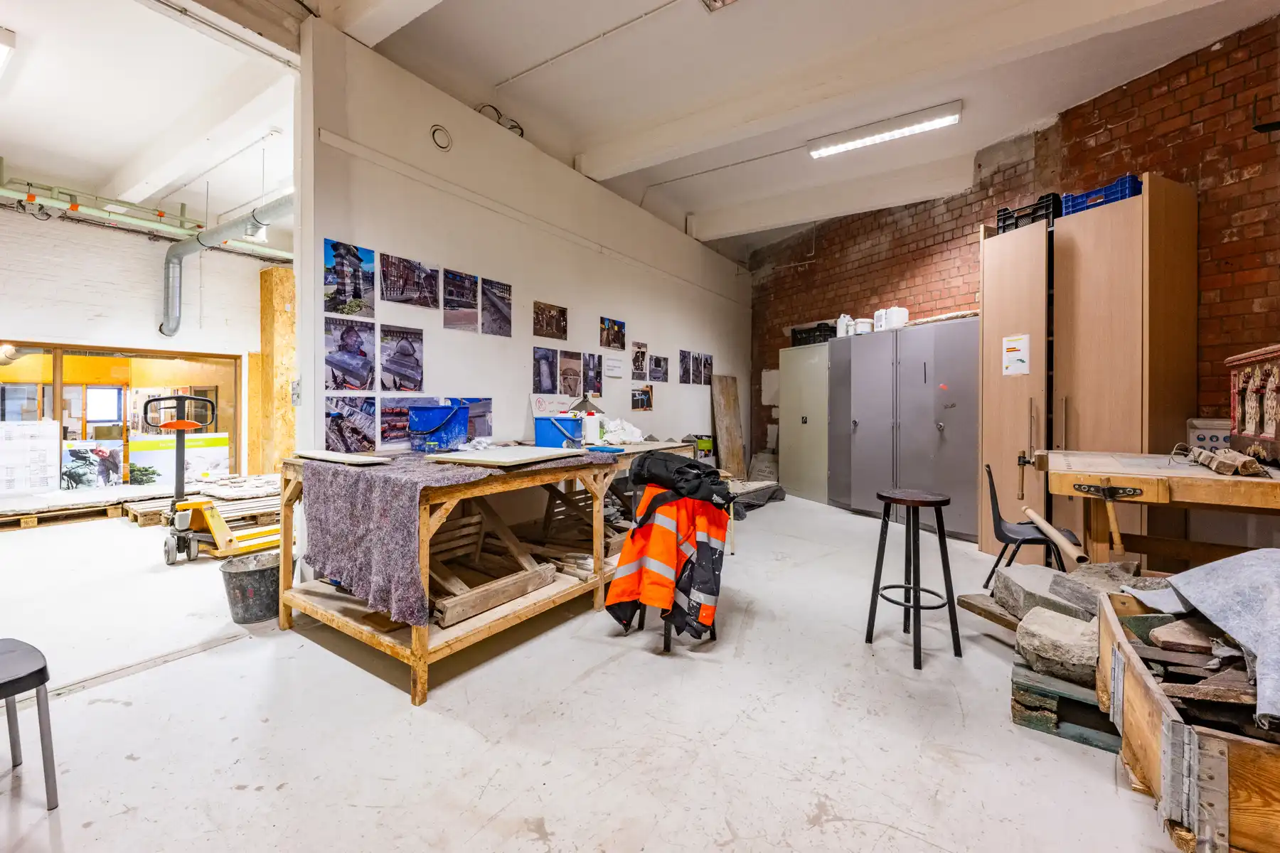 Ruim en veelzijdig bedrijfspand met parking en opslag foto 43