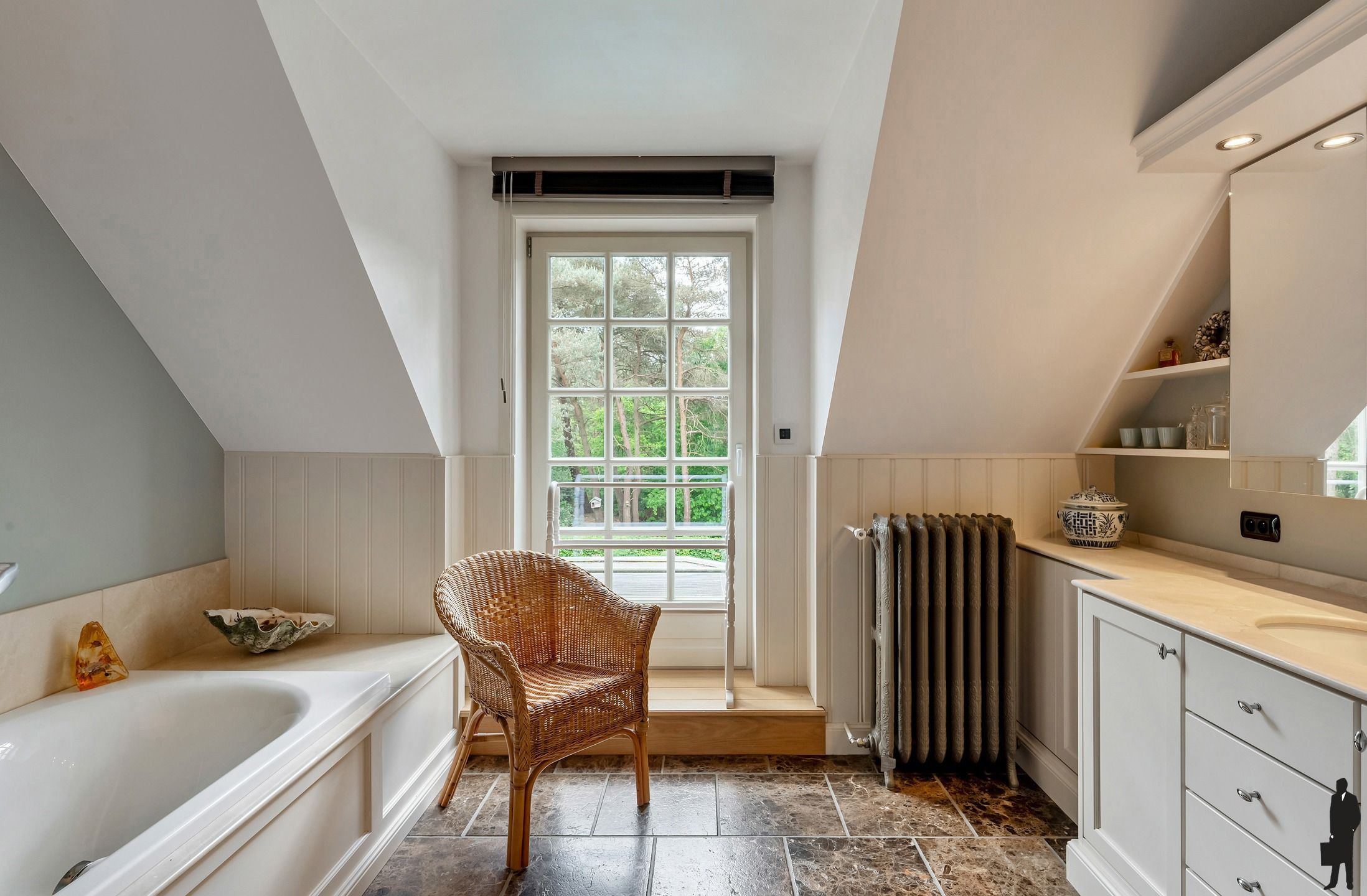 Exclusieve en uniek gelegen Engelse cottagevilla met orangerie, zwembad en aanpalende bouwgrond op ca. 1,9 ha in bosrijke omgeving. foto 16