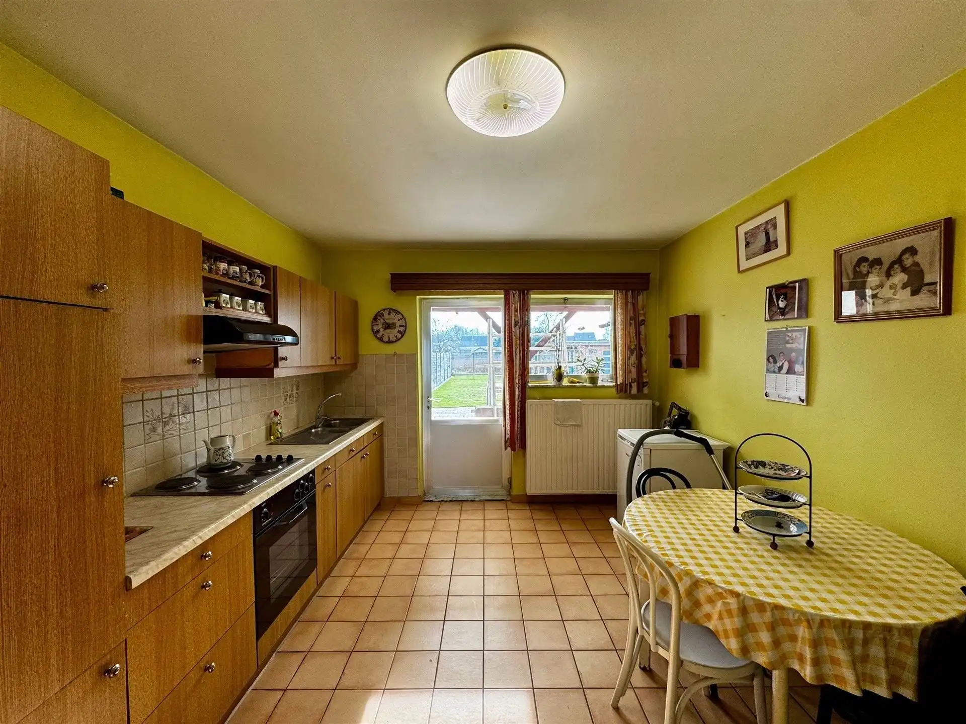 Gesloten bebouwing met ruime indeling en zuidgerichte tuin in Vucht foto 5