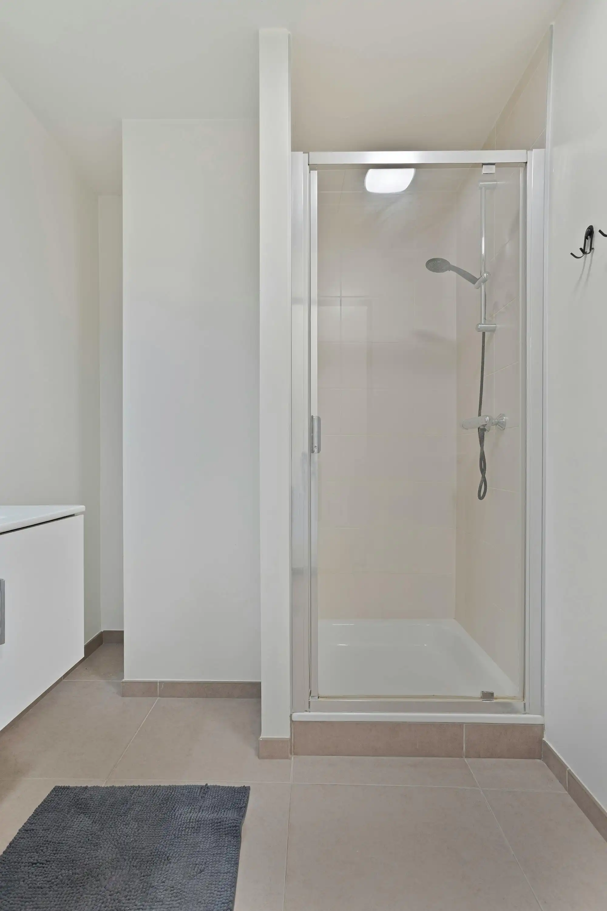 Modern appartement met private tuin in centrum Roeselare foto 11