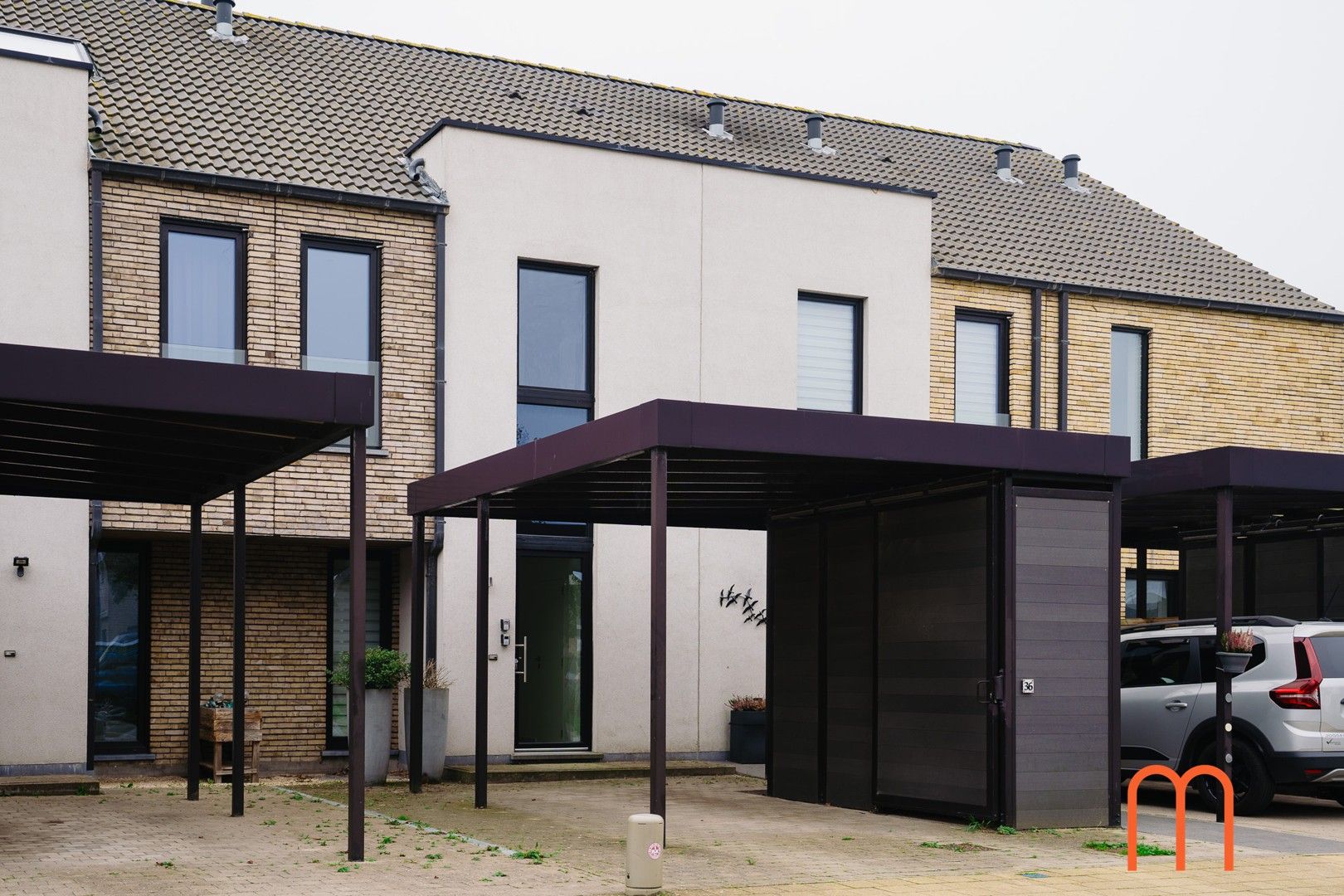 Recente, passieve woning gelegen in een rustige woonwijk op de grens tussen Oostende en Bredene. foto {{pictureIndex}}