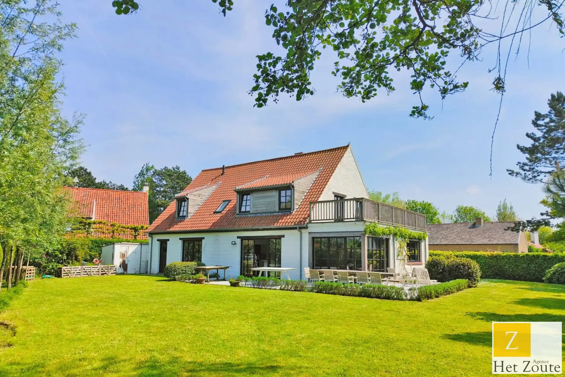 Vrijstaande prachtige villa op rustige ligging foto {{pictureIndex}}