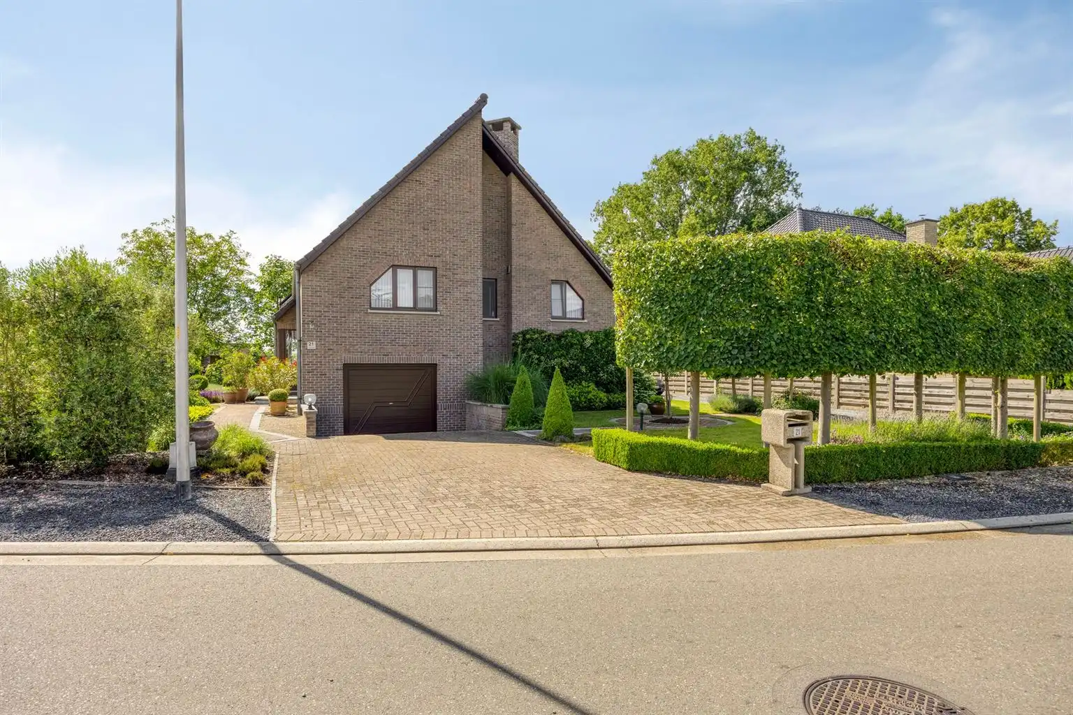 Toffe, vrijstaande split-level woning met 4 slaapkamers, inpandige garage, prachtig aangelegde tuin en zonnepanelen, rustig gelegen in het landelijke Ophoven.  foto {{pictureIndex}}