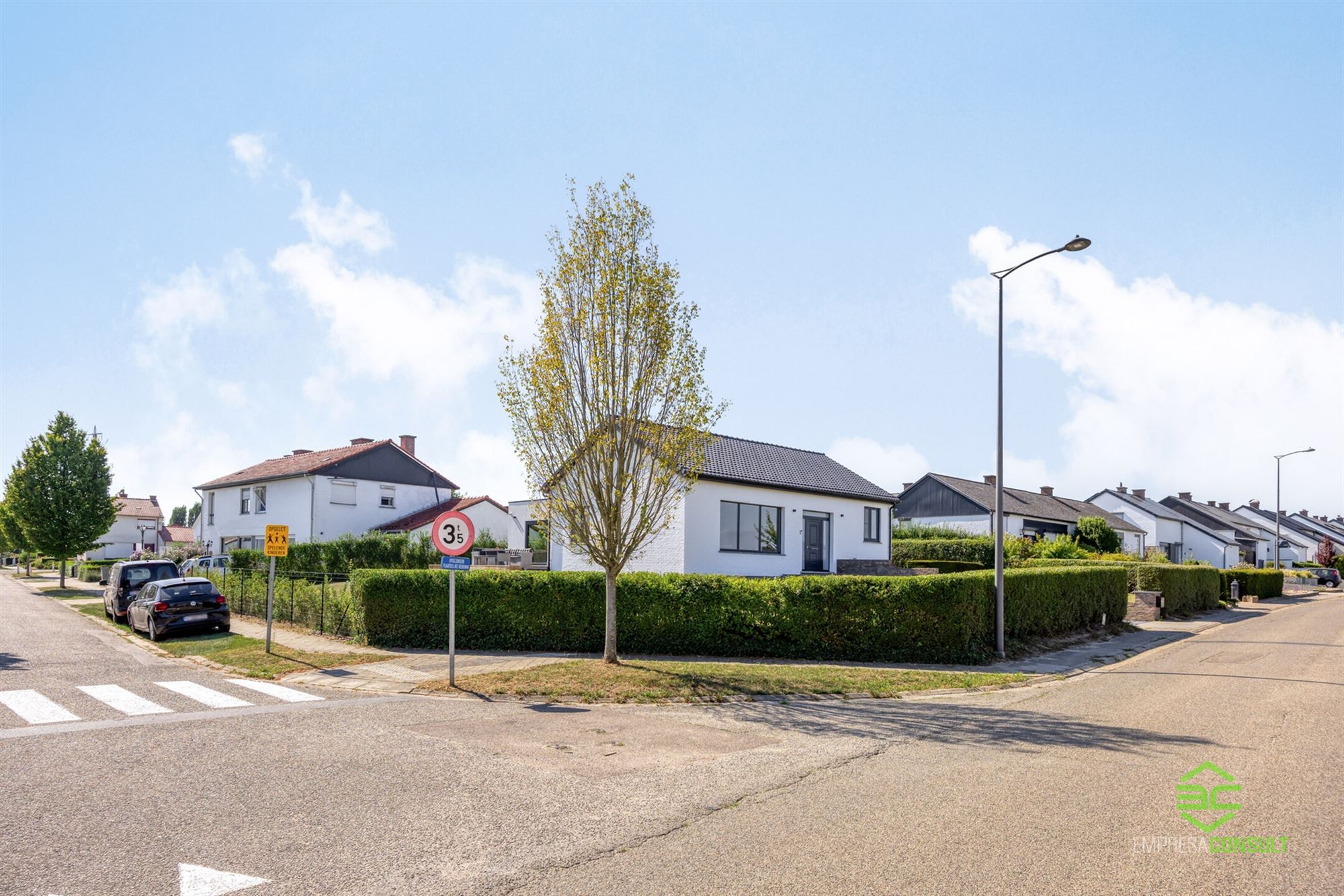 Ruime gerenoveerde gezinswoning met 3 slpk op 9a 74ca! foto 3