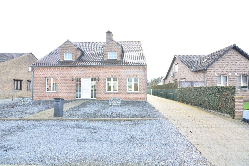 Vrijstaande woning met 4 slpks. en 2 bdks. op een perceel van 12a38ca. foto 44