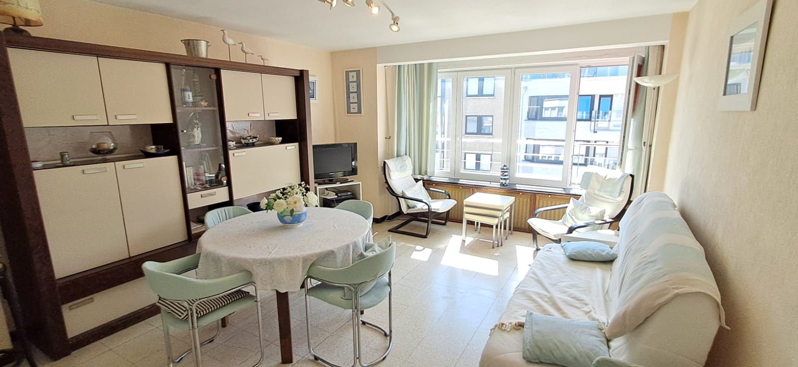 APPARTEMENT MET 2 SLAAPKAMERS EN ZIJDELINGS ZEEZICHT foto {{pictureIndex}}