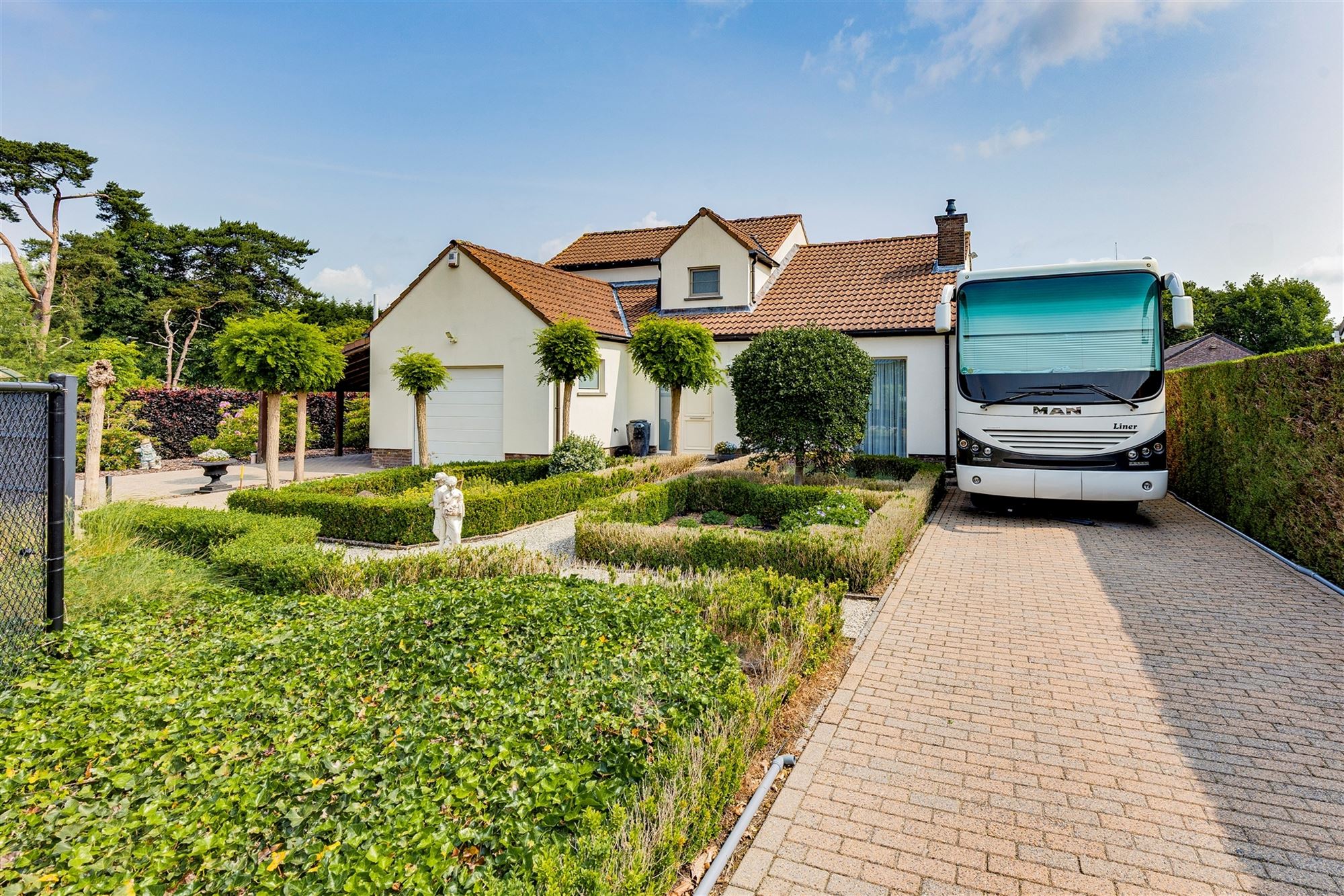 Prachtige villa in rustige wijk met vergund magazijn van 100 m² foto 3