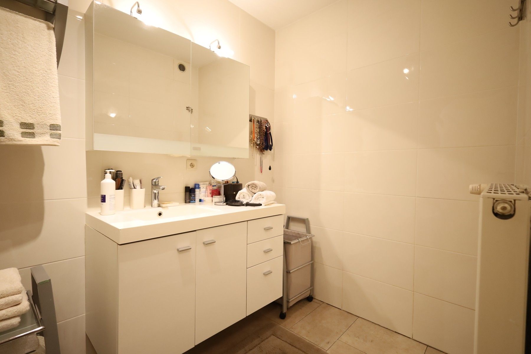Gelijkvloers appartement met tuin, binnenautostaanplaats en kelder foto 6