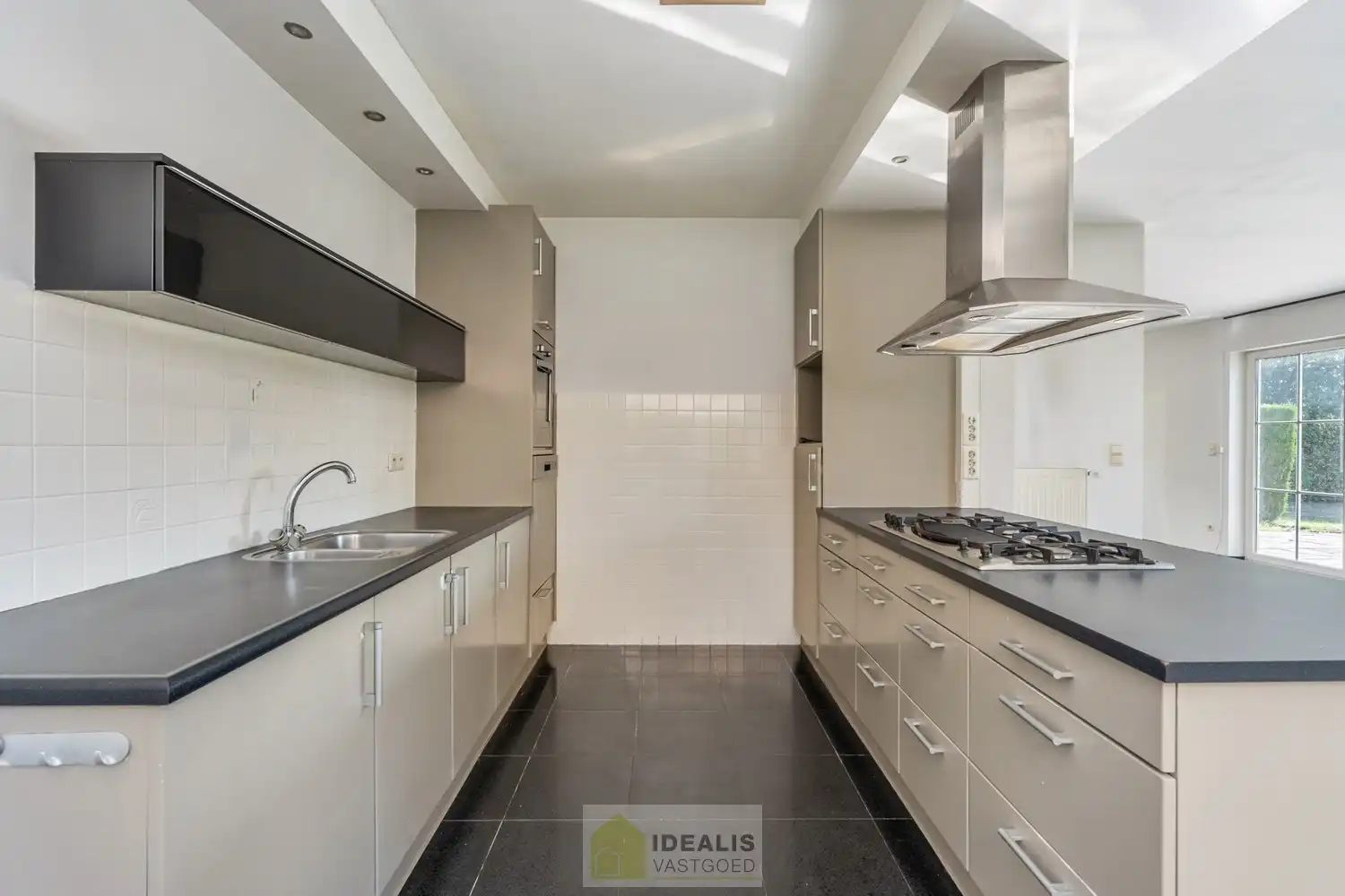 IDEALIS VASTGOED – HEDENDAAGSE EENGEZINSWONING OP RUSTIGE LOCATIE MET AANGELEGDE TUIN OP EEN KNAP PERCEEL (9A87CA) NABIJ HET CENTRUM VAN PELT – De woning omvat een heerlijke lichtrijke open leefruimte met aansluitend goed uitgeruste keuken, fijne wasplaats/berging, 4 royale slaapkamers en goed ingerichte badkamer. Een praktisch ingedeelde woning op een aangenaam en ruim perceel! foto 11