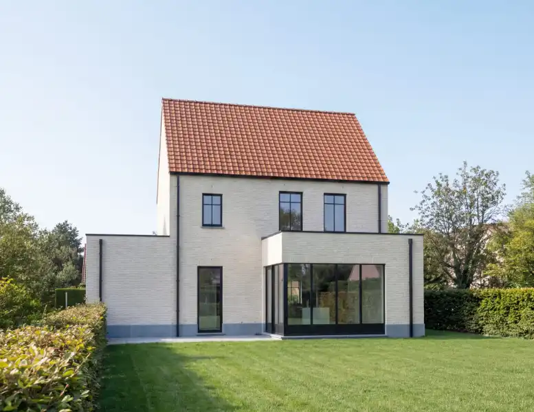 Roeselare-Hoogleedsesteenweg. Bouwgrond van +/- 875m2, sloop -en wederopbouw kan aan 6% btw onder voorwaarden. Ideaal voor VILLABOUW, PRAKTIJK, KANTOOR... op topligging. Goede passage! foto 3
