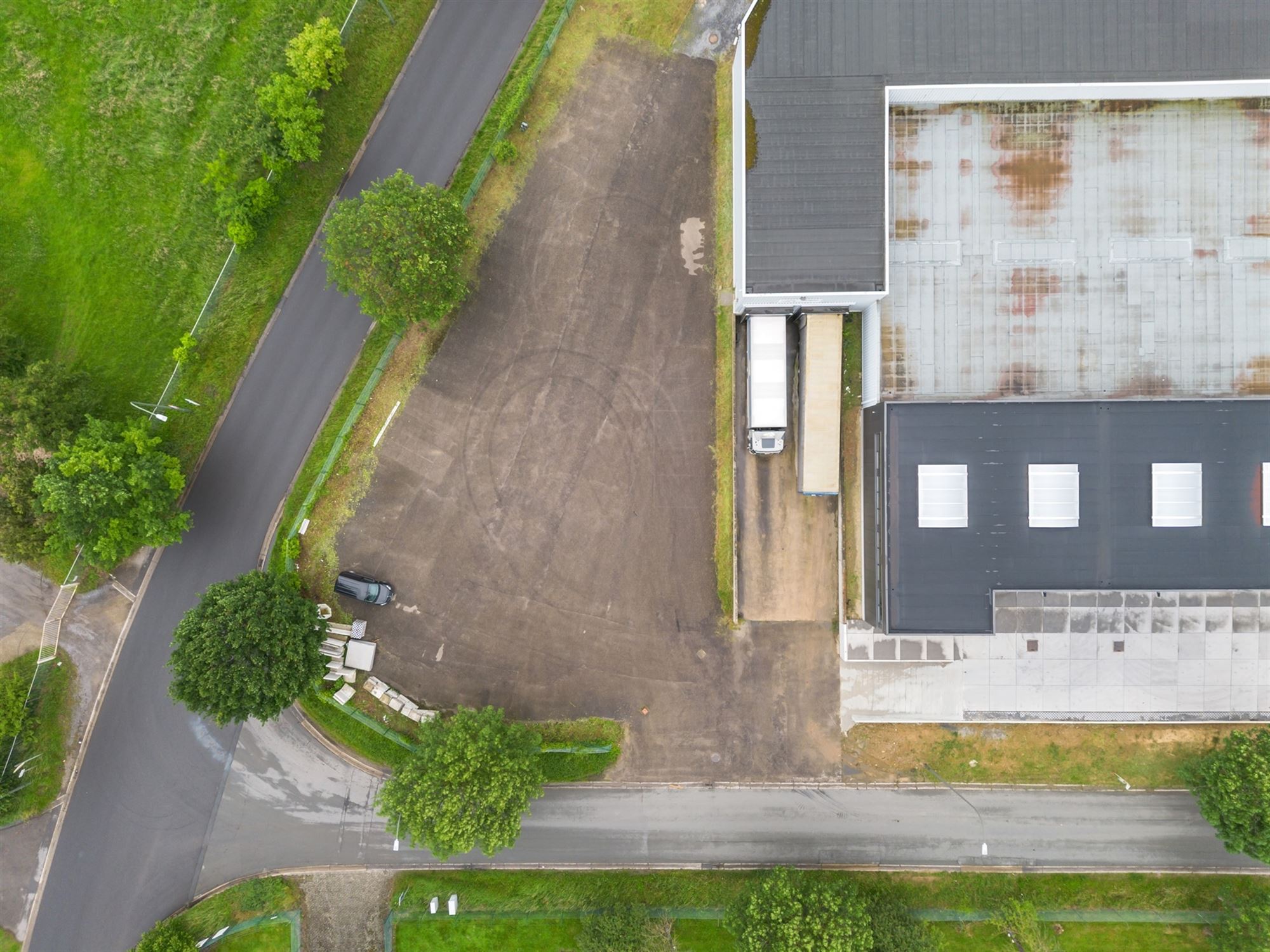 RUIME LOODS TE HUUR VLAKBIJ HET CENTRUM VAN SINT-TRUIDEN   foto 6