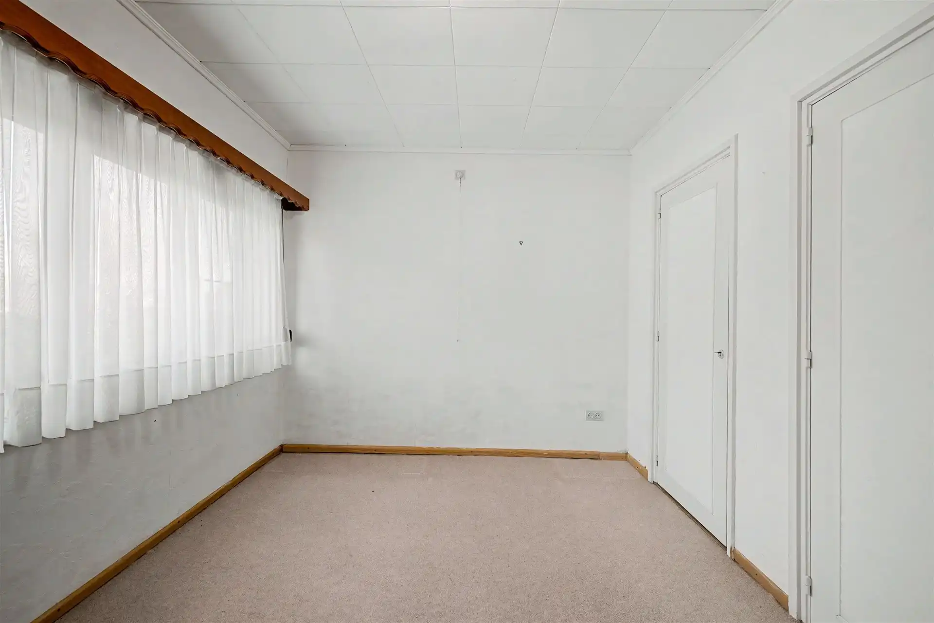 Uitstekend gelegen halfopen bebouwing met ruime oprit, 3 slaapkamers en uitgestrekte tuin foto 15