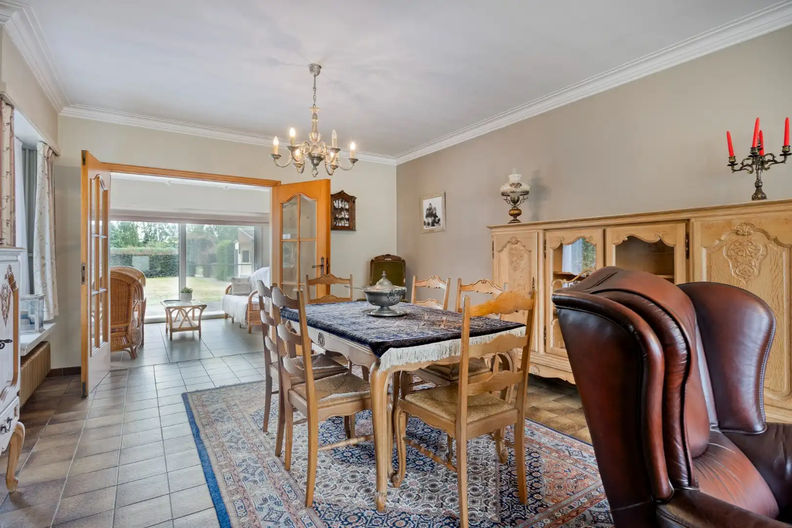 Ruim ingedeelde woning met ioa 4 slpks op een rustige en centrale ligging. foto 2
