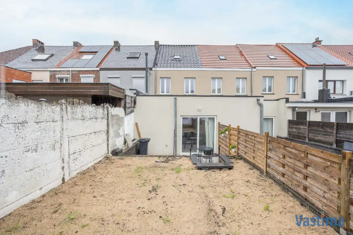 Woning in de stadsrand met 2 slaapkamers, dressing en tuin foto 20