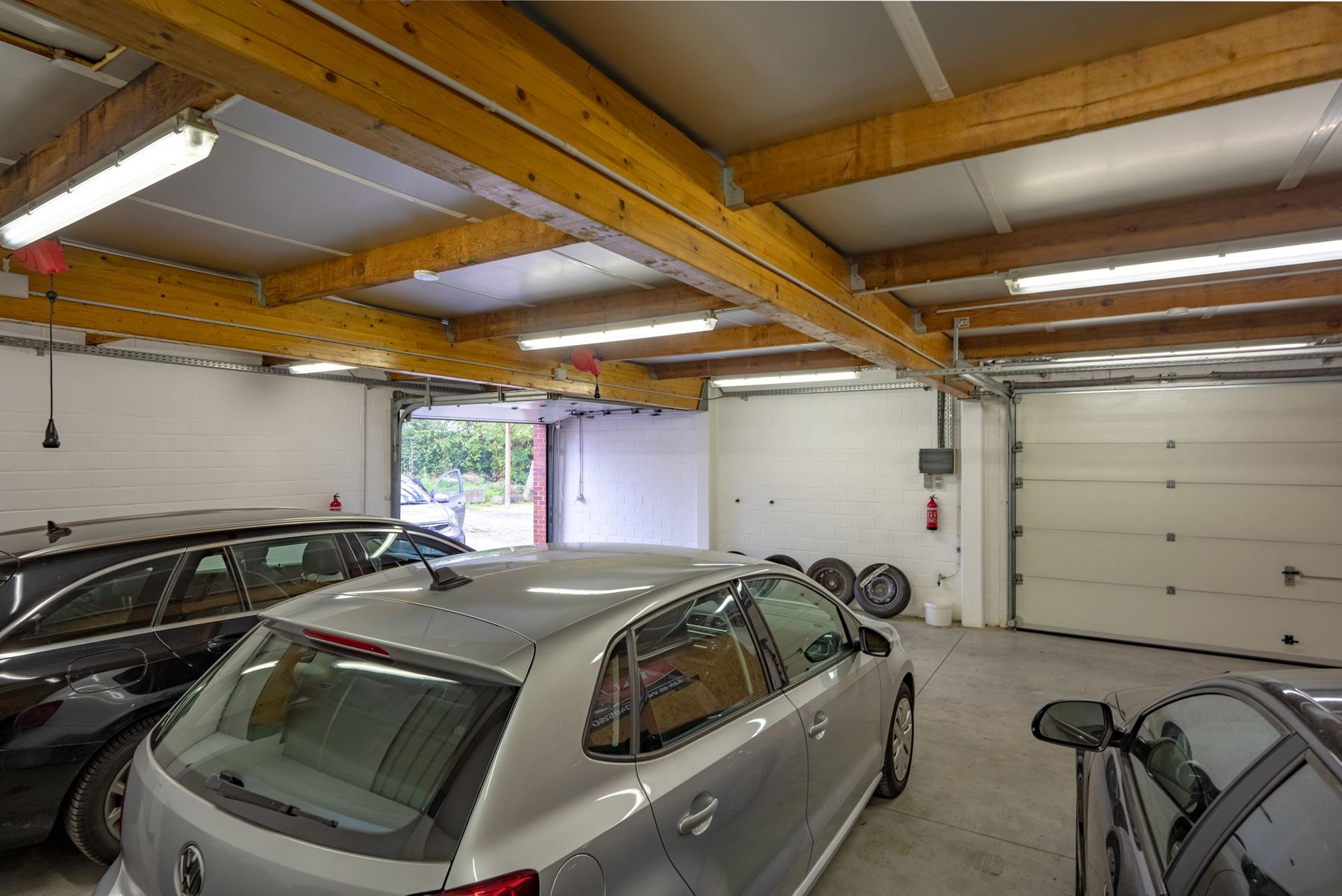 Lot van 1 magazijn, 3 garageboxen, 1 berging en 5 parkings foto 10