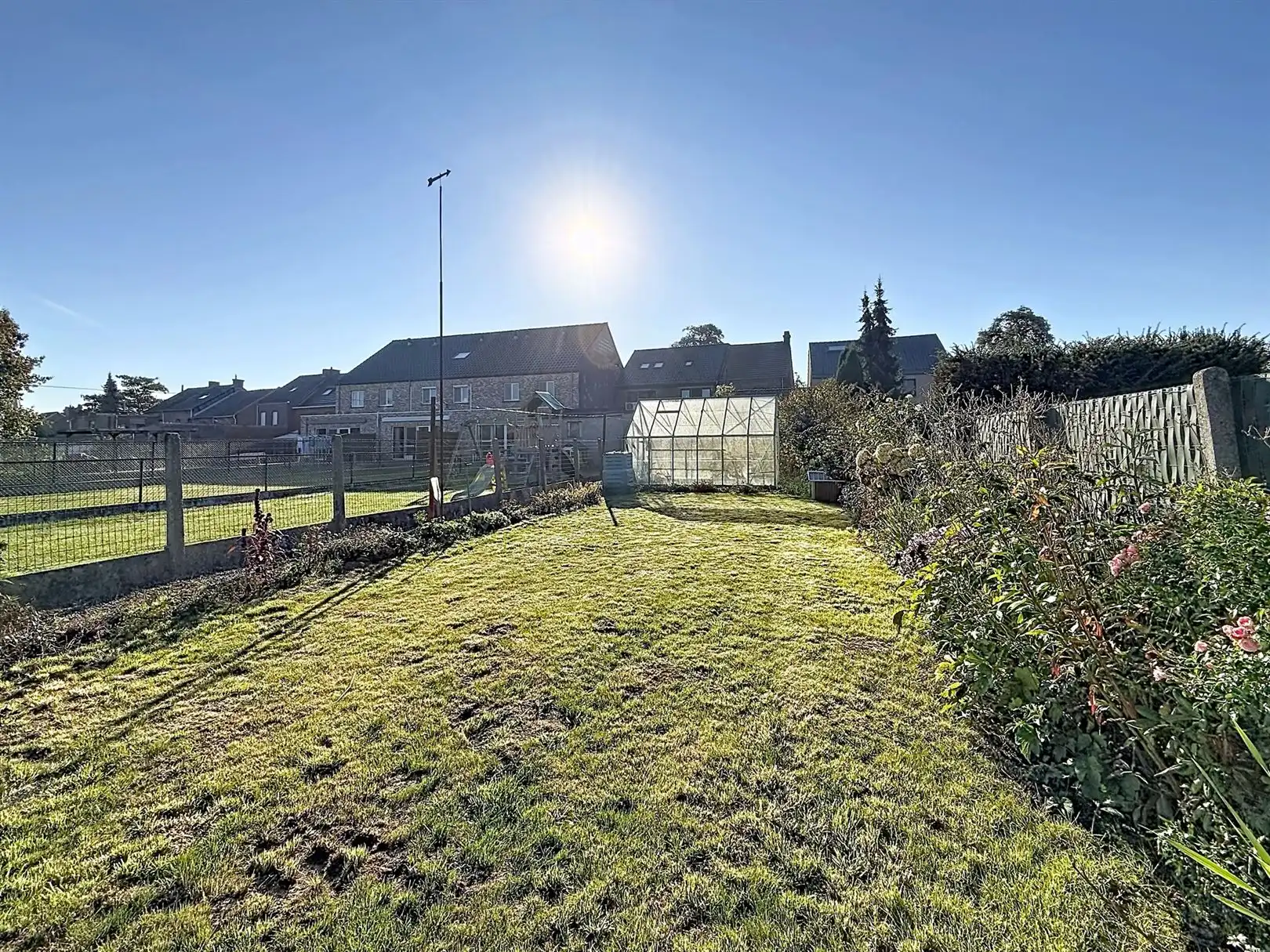 Op te frissen woning met binnenkoer, tuin, 3 slpks foto 7