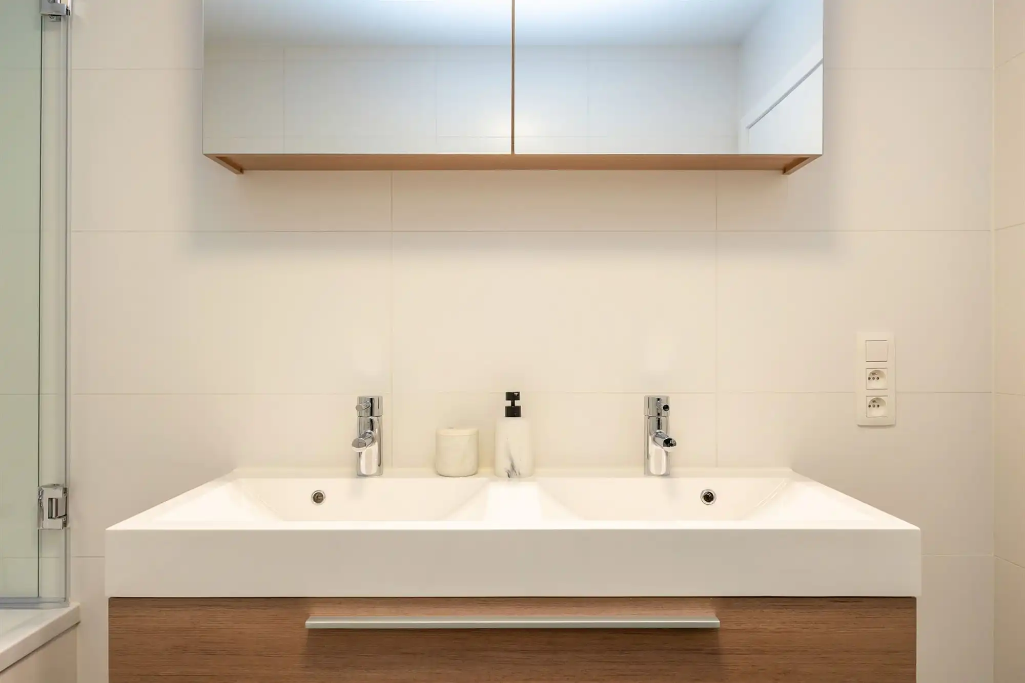 Instapklaar gelijkvloers appartement met tuin en carport foto 16