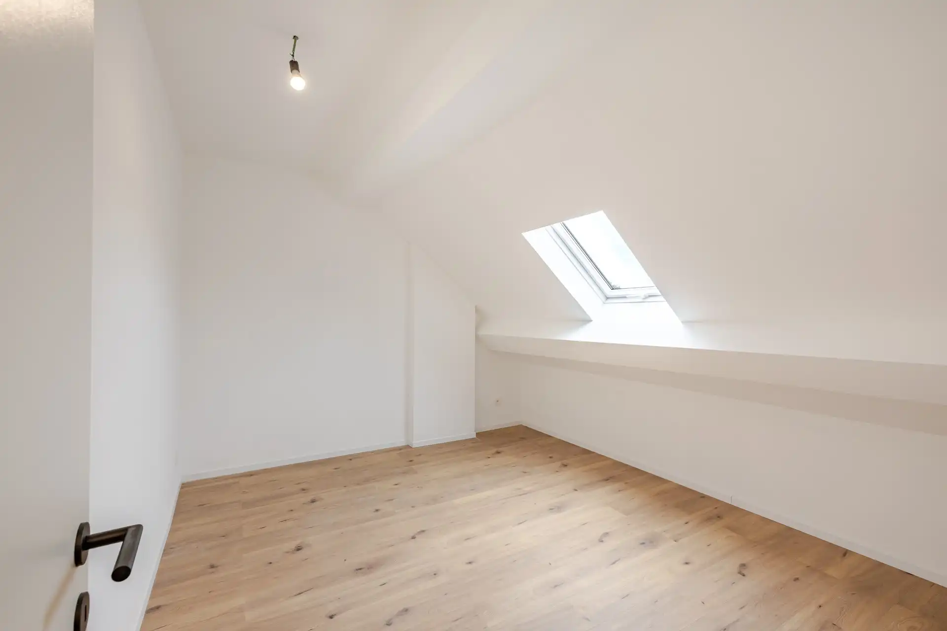Volledig gerenoveerde gezinswoning met 4 slaapkamers, garage en zonnige tuin in hartje Lede foto 22
