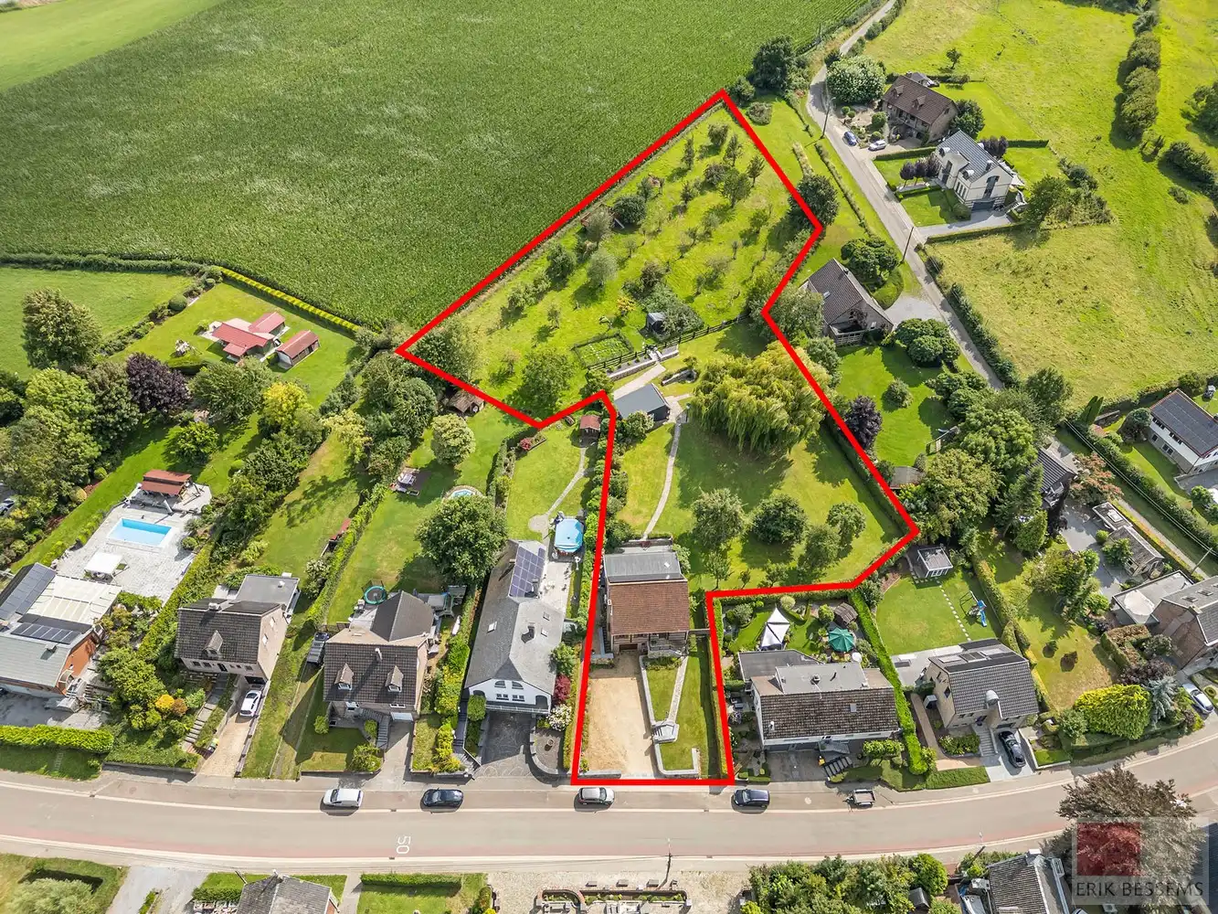 Prachtig gerenoveerde woning/landhuis (van 2011 t.e.m. 2025) gelegen op een ruim perceel van maar liefst circa 6000m2 foto 2