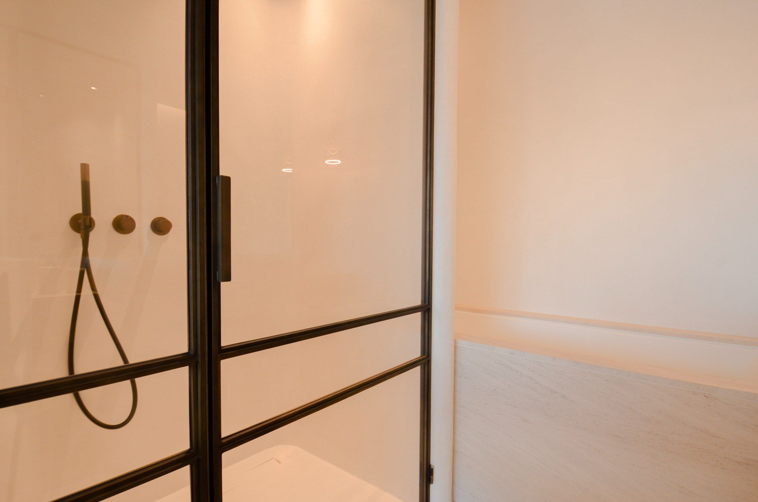 Uitzonderlijk gerenoveerd appartement met frontaal zeezicht in het Zoute. foto 24