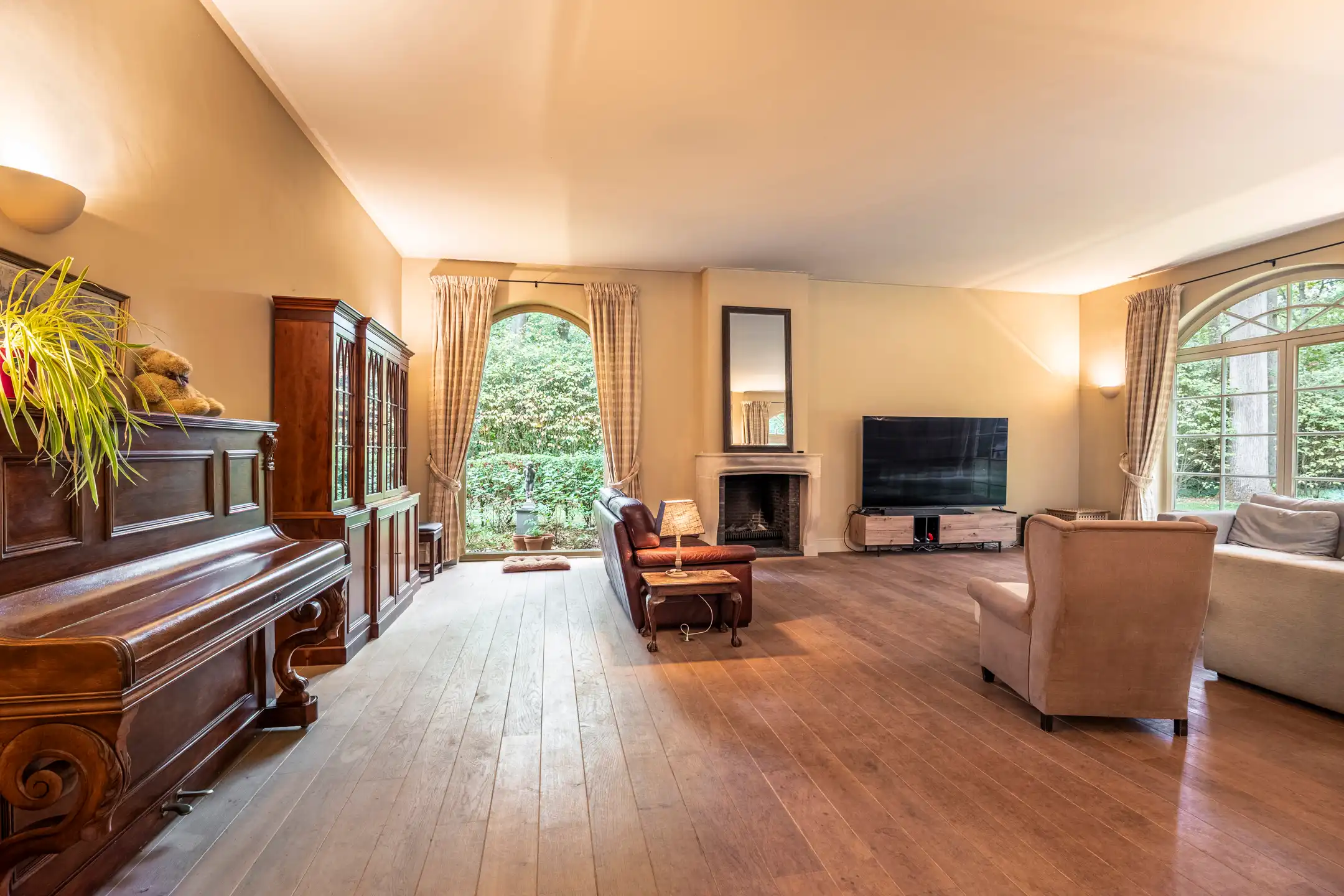 Ruime "manoir villa" gelegen in het gegeerde Hertebos te 's Gravenwezel. foto 13