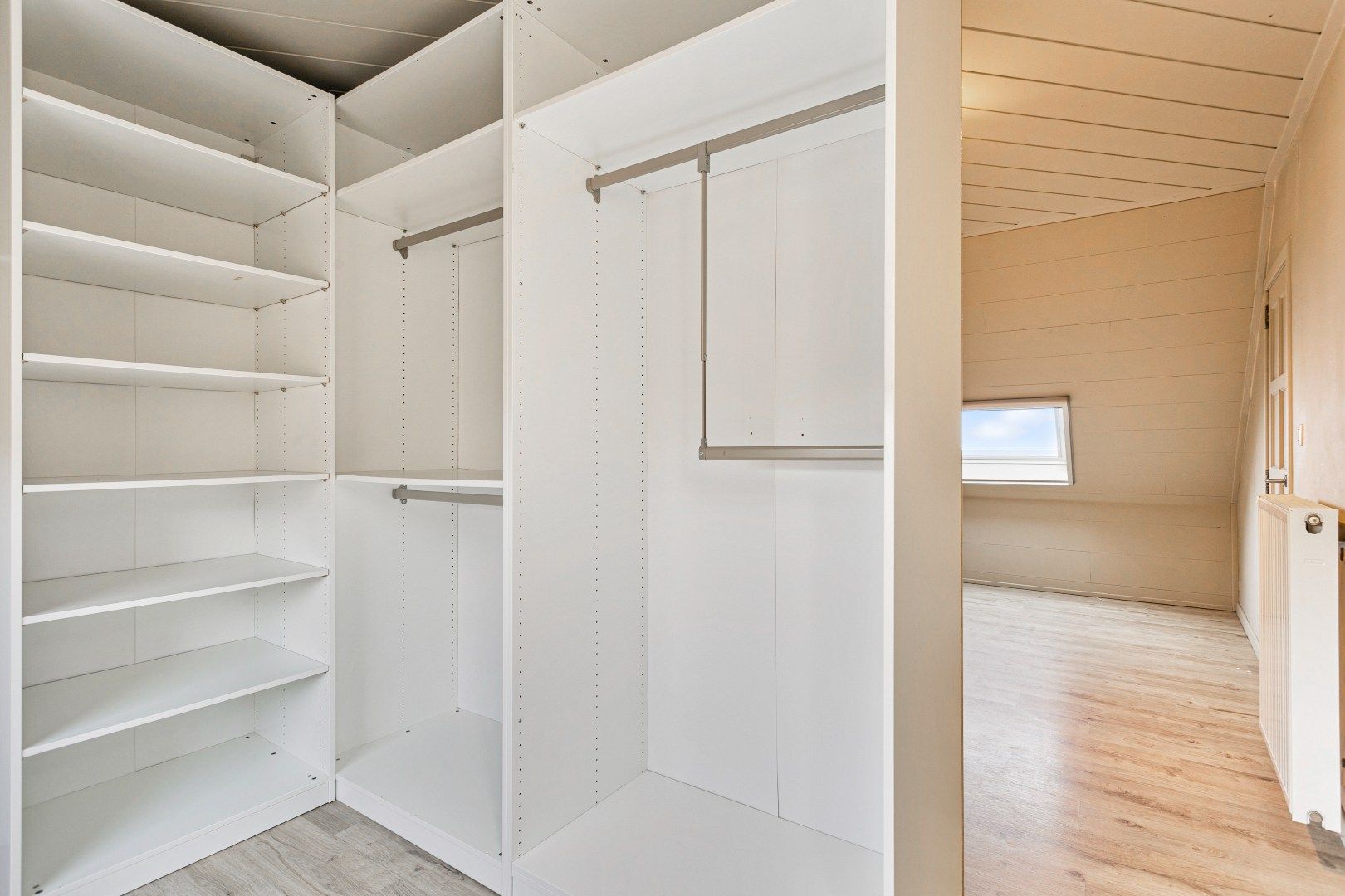 Ruim en zonnig appartement met terras + privé staanplaats foto 9