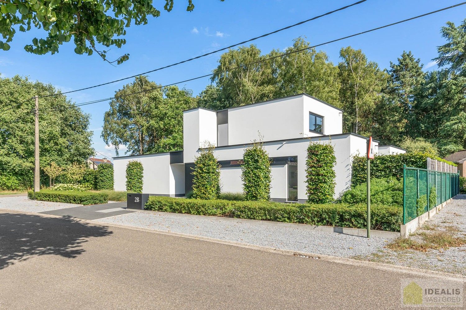 PRACHTIGE, PERFECT ONDERHOUDEN EN MODERN OPGETROKKEN WONING MET EEN HEERLIJK LICHTRIJKE WOONKAMER MET OPEN KEUKEN, 3 SLAAPKAMERS, 2 BADKAMERS VOORZIEN VAN ALLE COMFORT foto {{pictureIndex}}