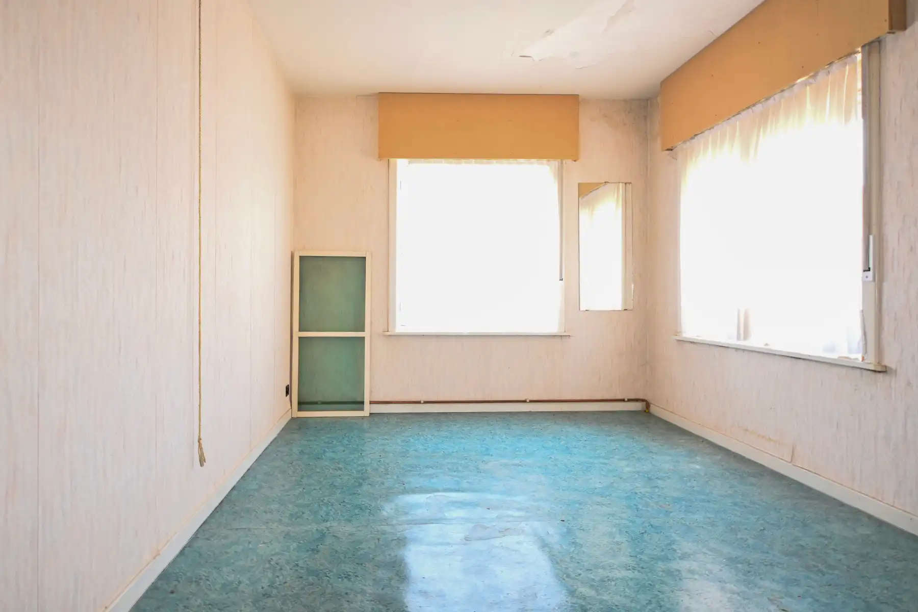 Te renoveren hoekwoning met garage te Eernegem. foto 8