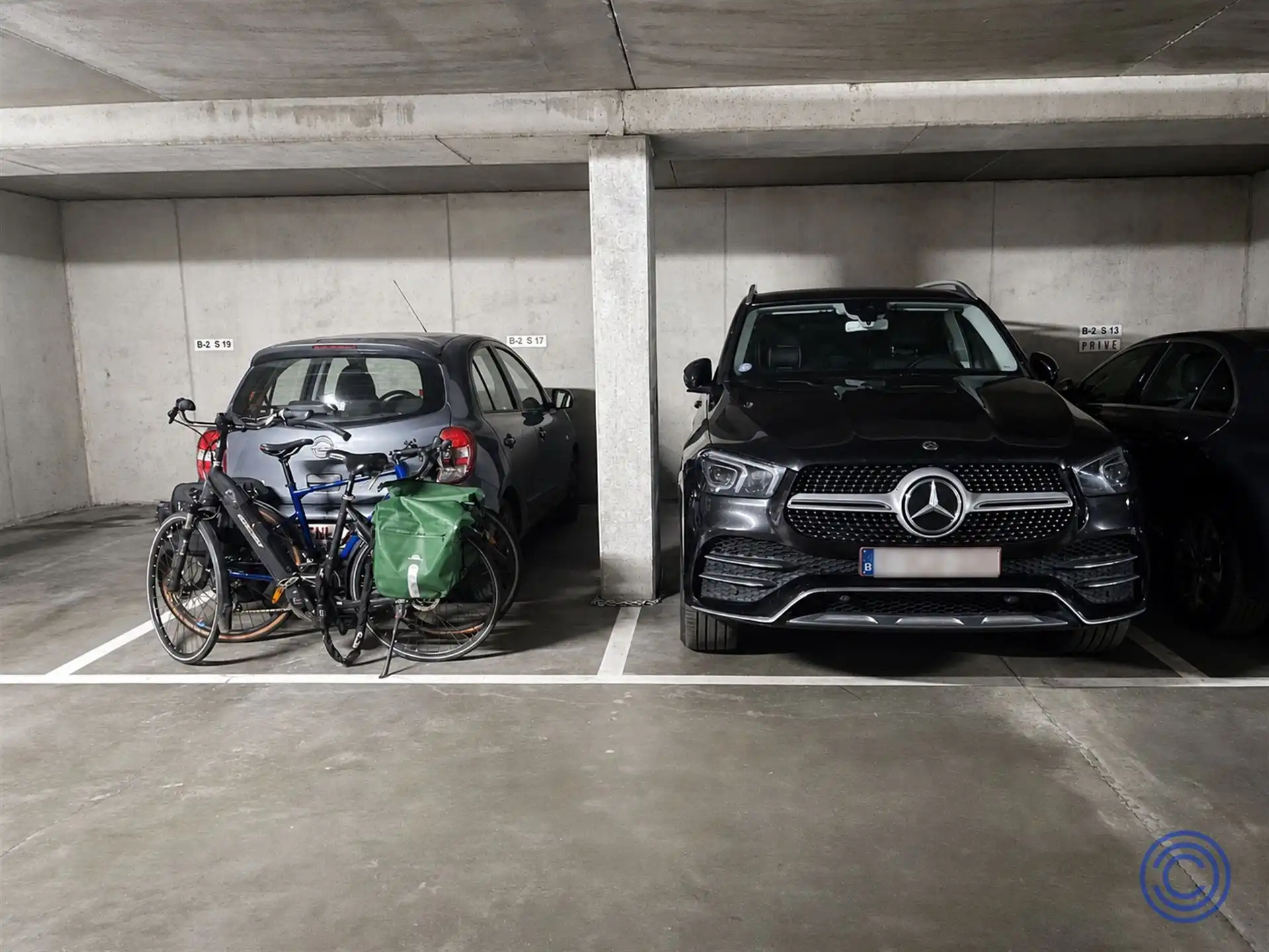 Ruime, afgesloten parkeerplaats! foto 2