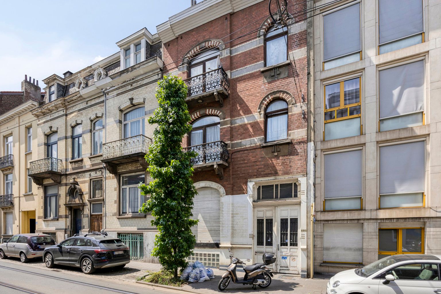 Commercieel gelijkvloers met achterliggend werkplaats foto {{pictureIndex}}