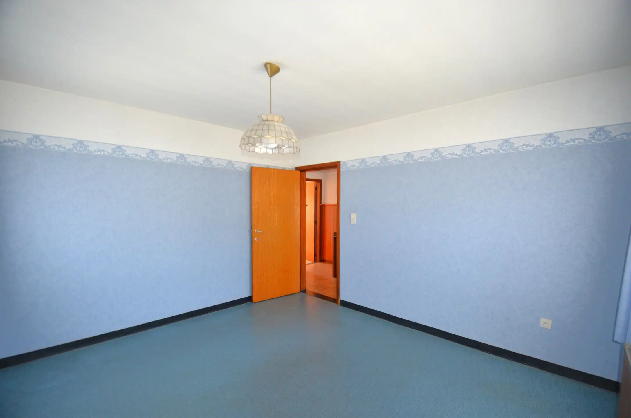 Goed gelegen, te renoveren halfopen bebouwing foto 14