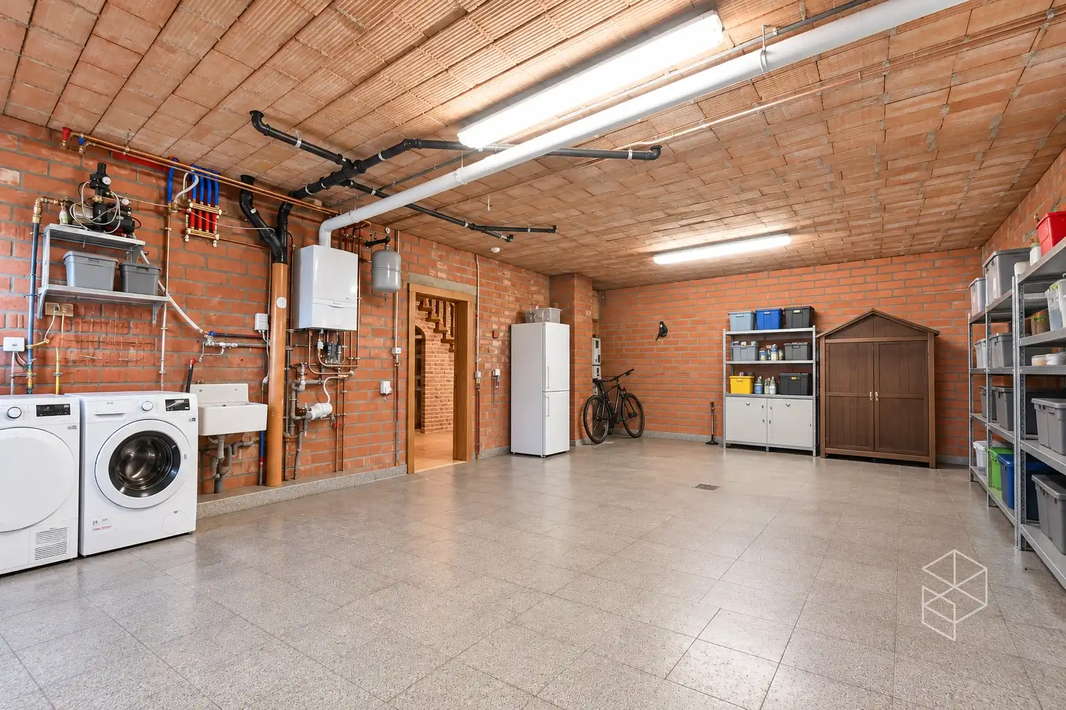 Klassevolle villa met bijgebouw op unieke ligging aan het kanaal Gent-Brugge foto 16