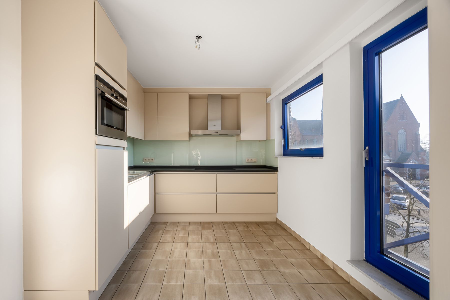 Handelszaak, twee appartementen en garageboxen foto 17