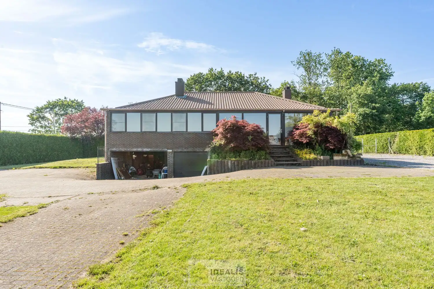 KNAPPE GROTENDEELS GERENOVEERDE EENGEZINSWONING MET EEN HEERLIJK LICHTRIJKE WOONKAMER MET OPEN KEUKEN, AANSLUITEND VERANDA MET ZICHT OP DE ZEER RUIME TUIN (+-2700M²!), 3 SLAAPKAMERS, RUIMTELIJKE BADKAMER VOORZIEN VAN BAD EN INLOOPDOUCHE EN DE WONING IS VOLLEDIG ONDERKELDERD! EEN HEERLIJK RUIME BUNGALOW DIE NOG VOLLEDIG NAAR EIGEN SMAAK AFGEWERKT KAN WORDEN! Een aangename woning met een bewoonbare oppervlakte van +- 205m² op een perceel van +- 26are98ca (2698m²) op een rustige locatie! Tevens is de woning centraal gelegen t.o.v. het centrum van Peer, Meeuwen (Oudsbergen) en Houthalen-Helchteren en kan men vlot gebruik maken van de Noord-Zuidverbinding (A24). foto 29