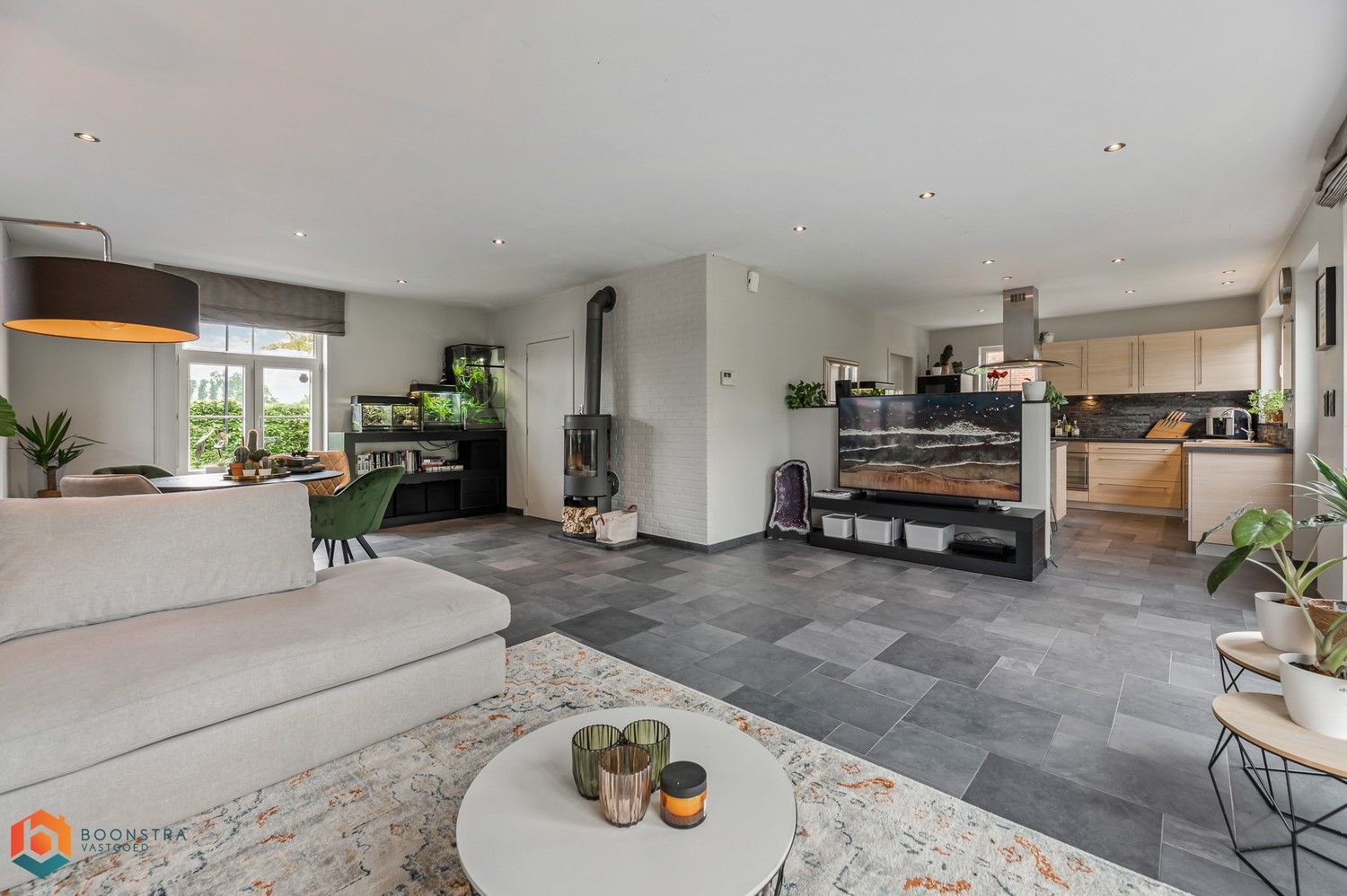 Stijlvolle en energiezuinige woning met 5 Slpkrs op een ruim perceel van 1370 m² foto 2