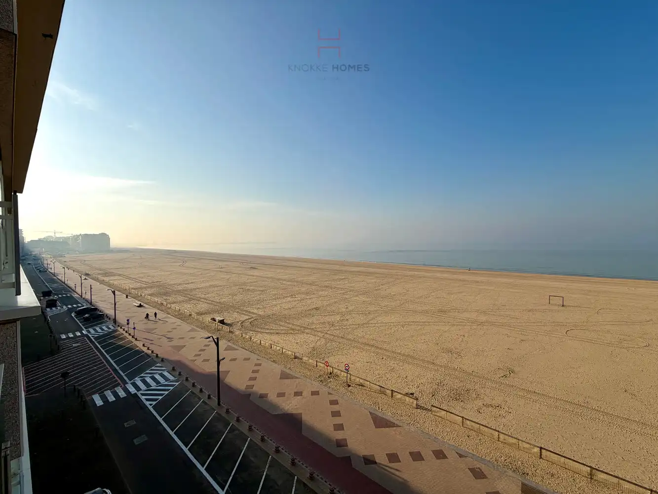 Ruim vier-slaapkamerappartement met prachtig frontaal zeezicht foto 15