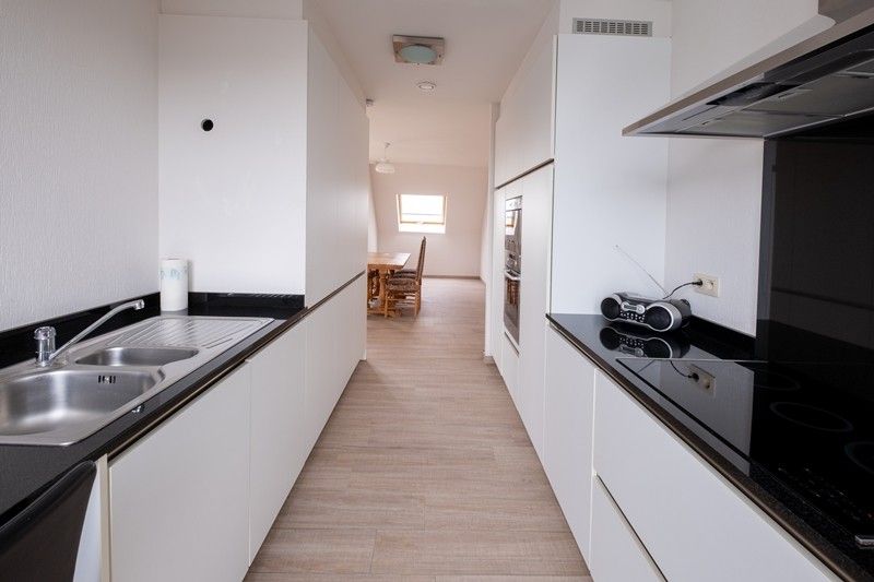 Ruim en luxueus appartement met 2,5 slaapkamers, 3 terrassen en 2 parkings in hartje Diepenbeek! foto 6