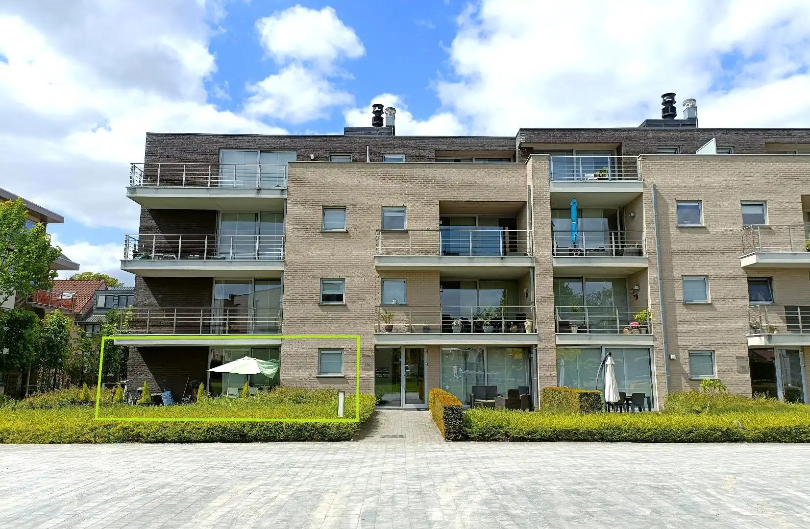 GELIJKVLOERS APPARTEMENT MET RUIM ZONNETERRAS EN GARAGE foto {{pictureIndex}}