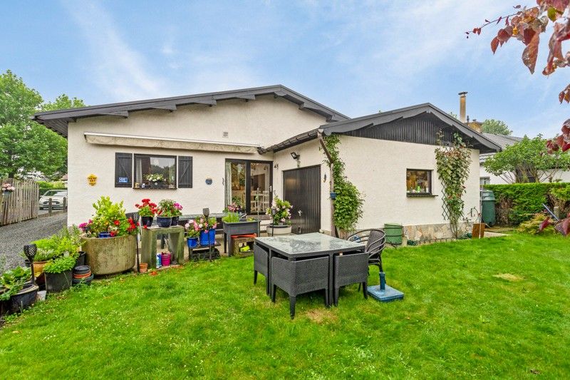 Charmante bungalow met drie slaapkamer, garage en tuin in rustige wijk foto 14