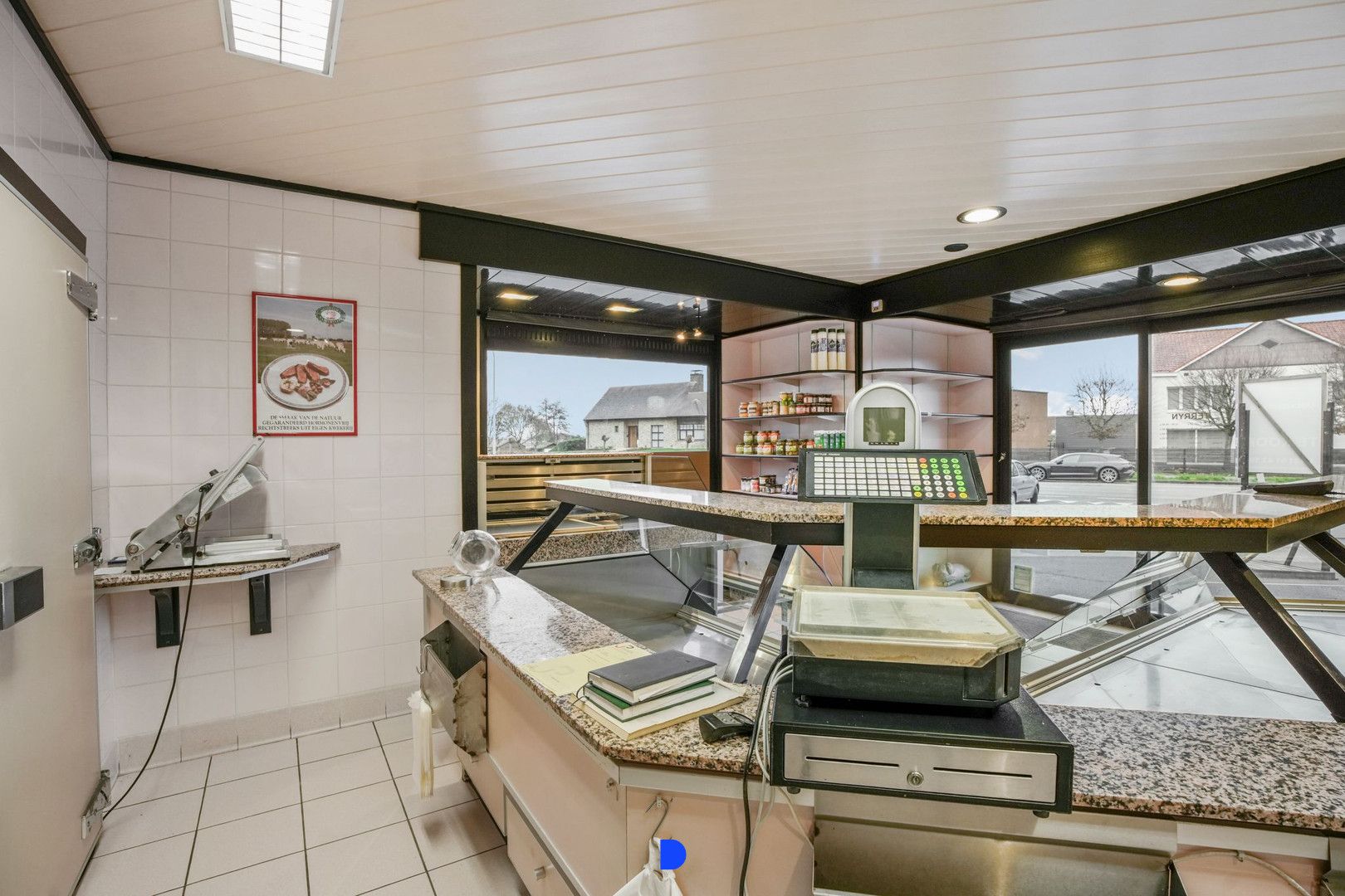 Handelspand met woonst op commerciële ligging. foto 12