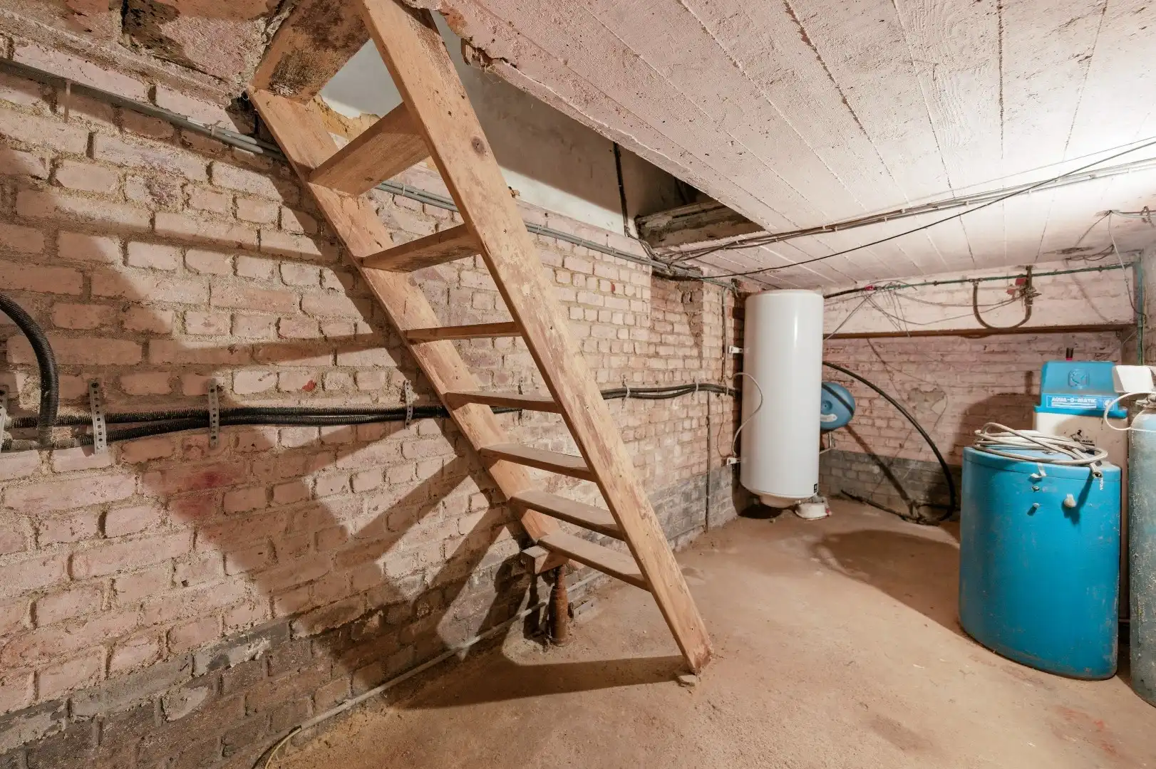 Op te frissen open bebouwing met veel ruimte en potentieel foto 23