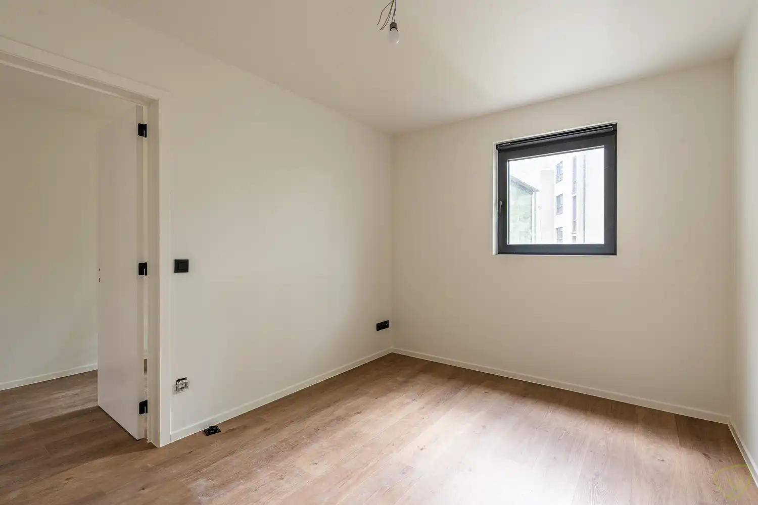 Moderne nieuwbouwwoning met tuin en zonnig terras in groene omgeving foto 10