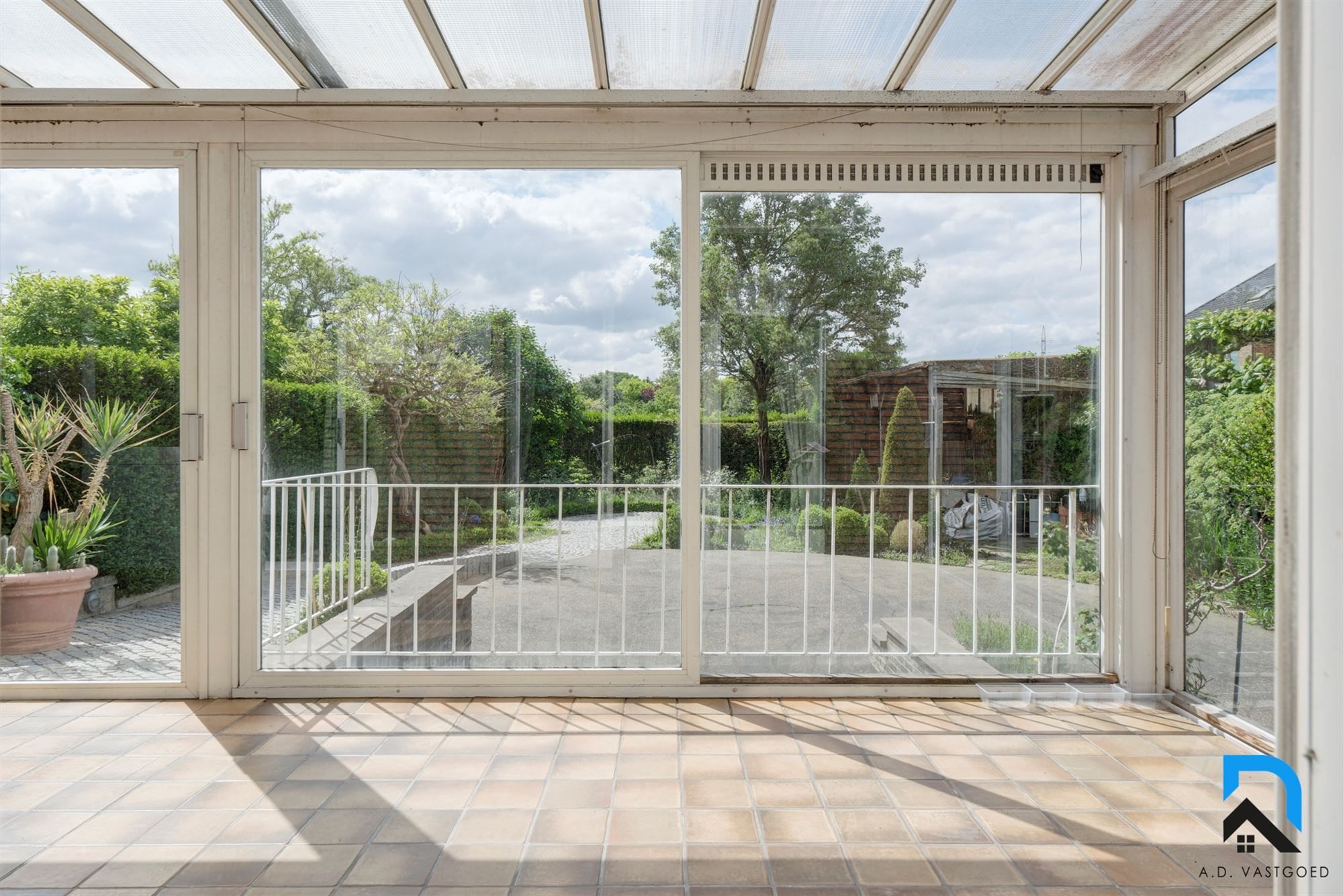 Halfopen bebouwing met tuin op toplocatie foto 5